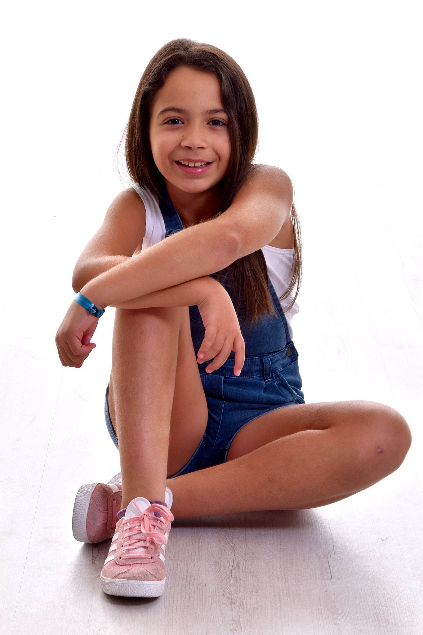 Shanna a rejoint le concours — aidez-le/la à gagner de superbes lots ! child, child_model, finger, foot, footwear, human_leg, joy, knee, leg, long_hair, muscle, person, photography, shoe, sitting, skin, smile, sole, thigh, toe