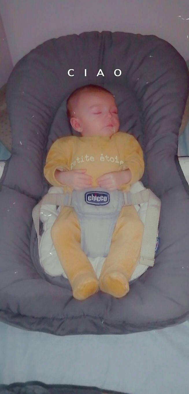 Mayël a rejoint le concours — aidez-le/la à gagner de superbes lots ! baby, baby_carriage, baby_in_car_seat, baby_products, baby_safety, baby_sleeping, baby_toddler_clothing, car_seat, child, comfort, finger, head, infant_bed, lap, nail, person, product, seat_belt, sitting, thumb