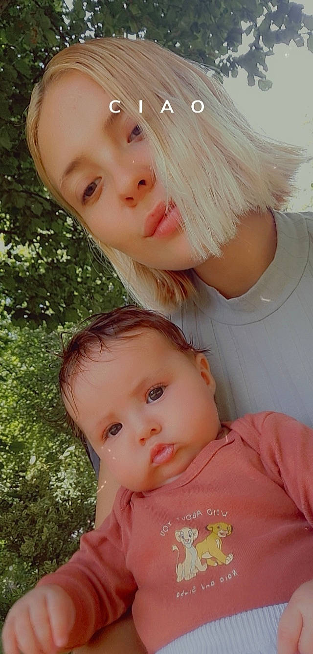 Layla a rejoint le concours — aidez-le/la à gagner de superbes lots ! cheek, chin, eye, eyebrow, eyelash, forehead, gesture, grass, hairstyle, happy, head, iris, lip, mouth, nose, organ, people_in_nature, person, pink, skin