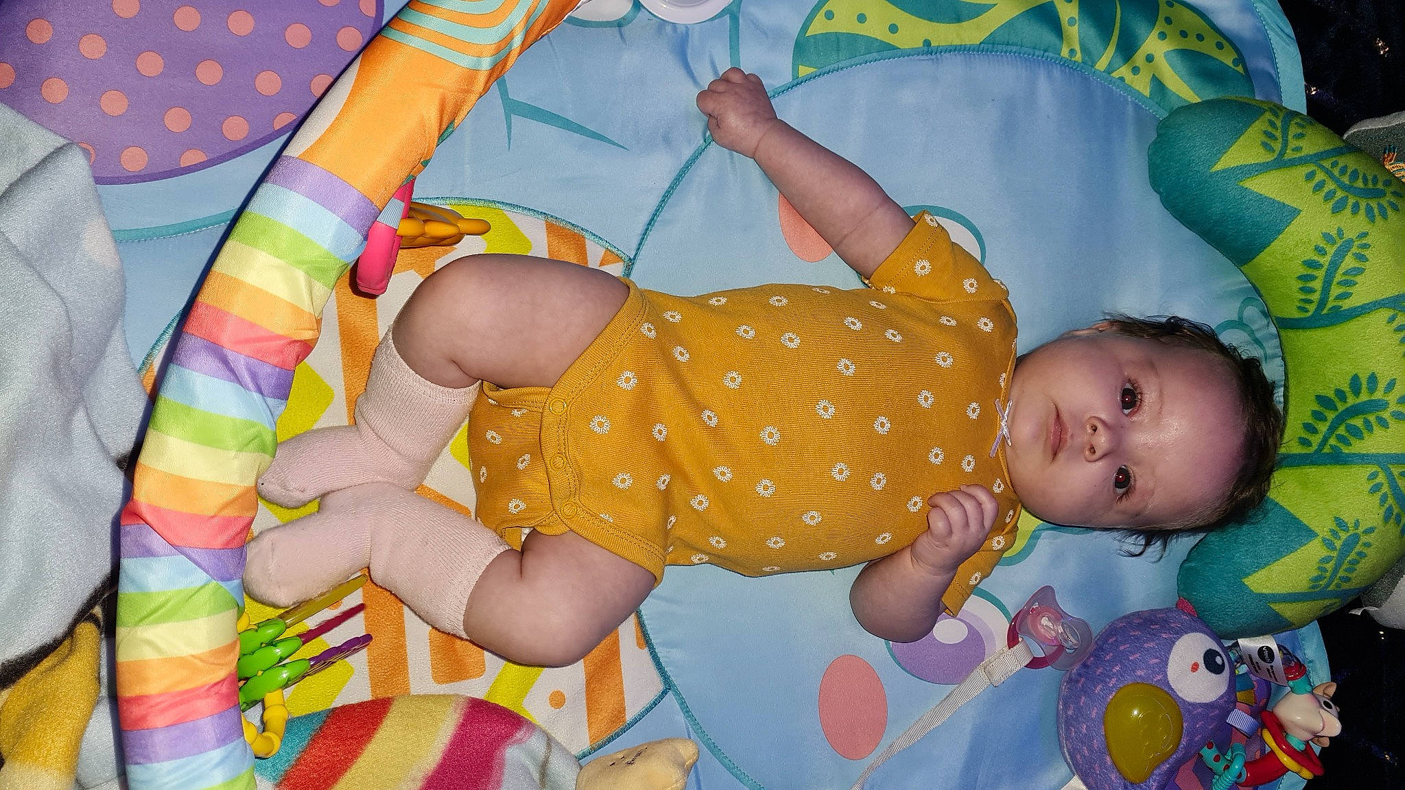 Layla a rejoint le concours — aidez-le/la à gagner de superbes lots ! baby, baby_products, baby_toddler_clothing, child, comfort, facial_expression, foot, fun, happy, human_body, human_leg, leisure, linens, pattern, people_in_nature, person, play, textile, thigh, thumb