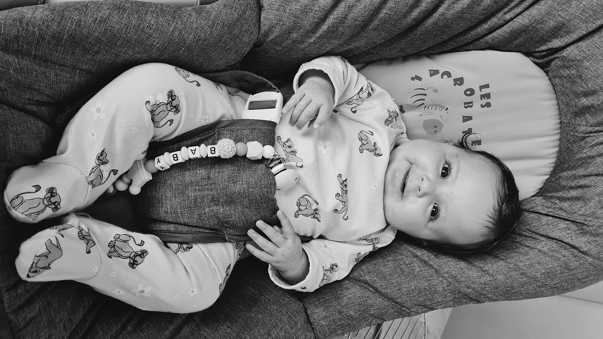 Layla a rejoint le concours — aidez-le/la à gagner de superbes lots ! baby, black, black_and_white, cloud, comfort, eye, flash_photography, font, gesture, grey, happy, head, joy, monochrome, monochrome_photography, person, sitting, skin, smile, style
