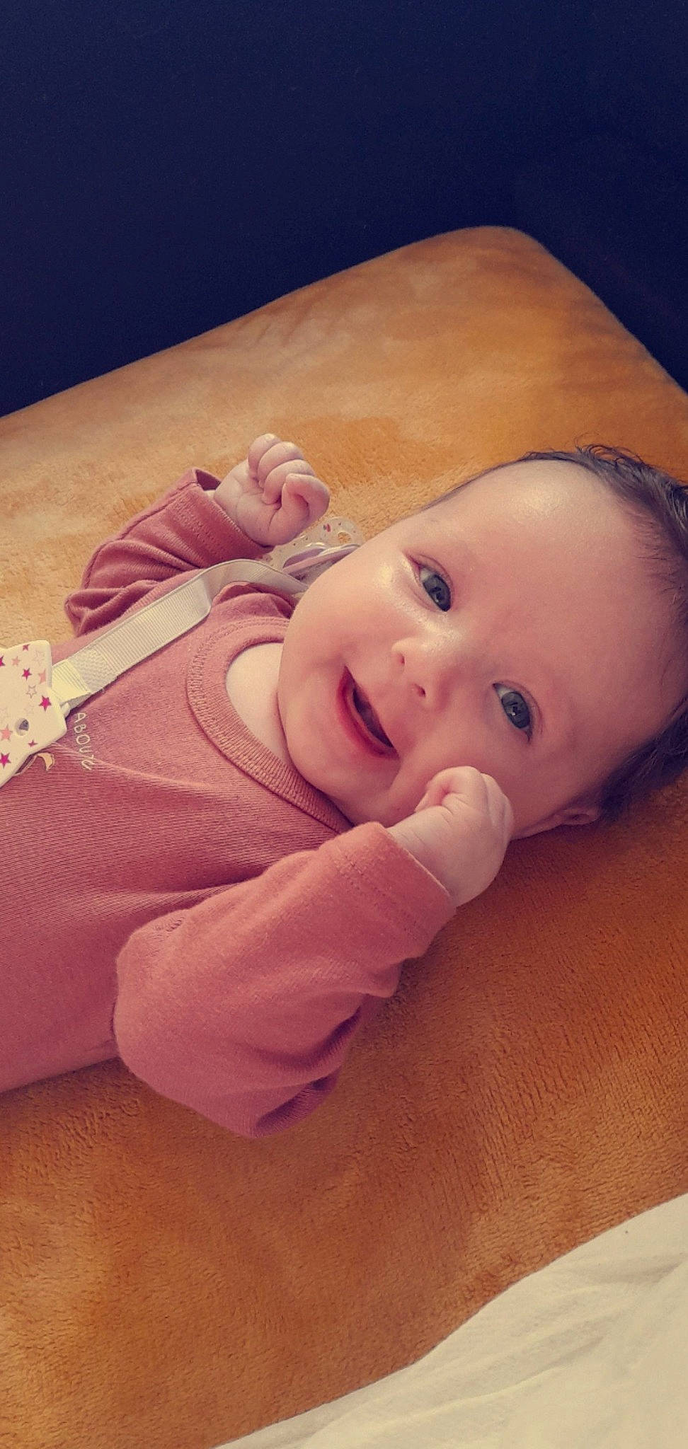 Layla participe au concours pour gagner de l'argent avec cette photo : baby, baby_toddler_clothing, cheek, chin, eyebrow, finger, gesture, hair, head, human_body, iris, lip, mouth, neck, nose, person, product, skin, sleeve, smile