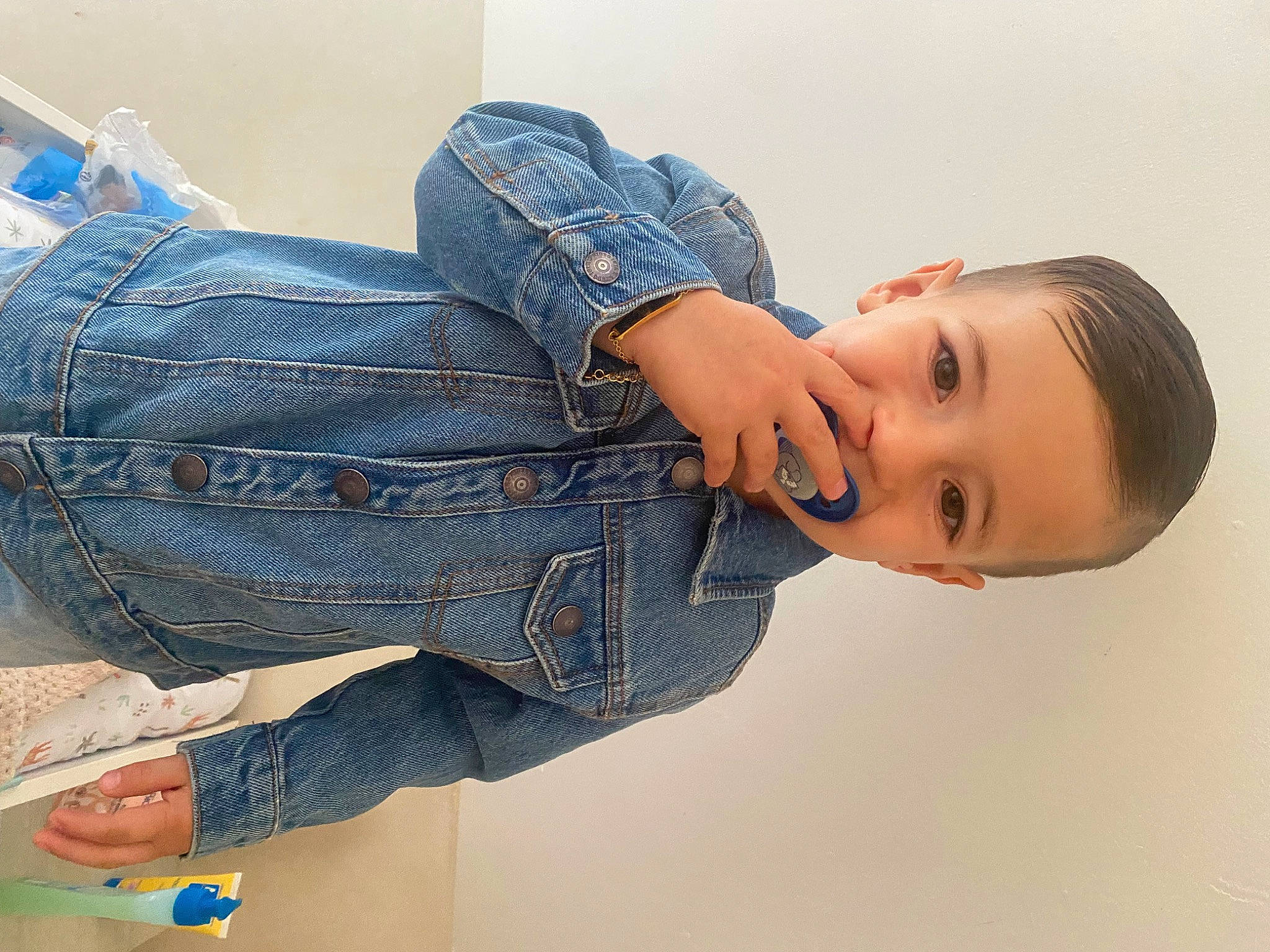 Maylane participe au concours pour gagner de l'argent avec cette photo : beauty, comfort, cool, denim, elbow, electric_blue, finger, gesture, hand, human_body, human_leg, jeans, joint, knee, pattern, person, skin, sleeve, thigh, trunk