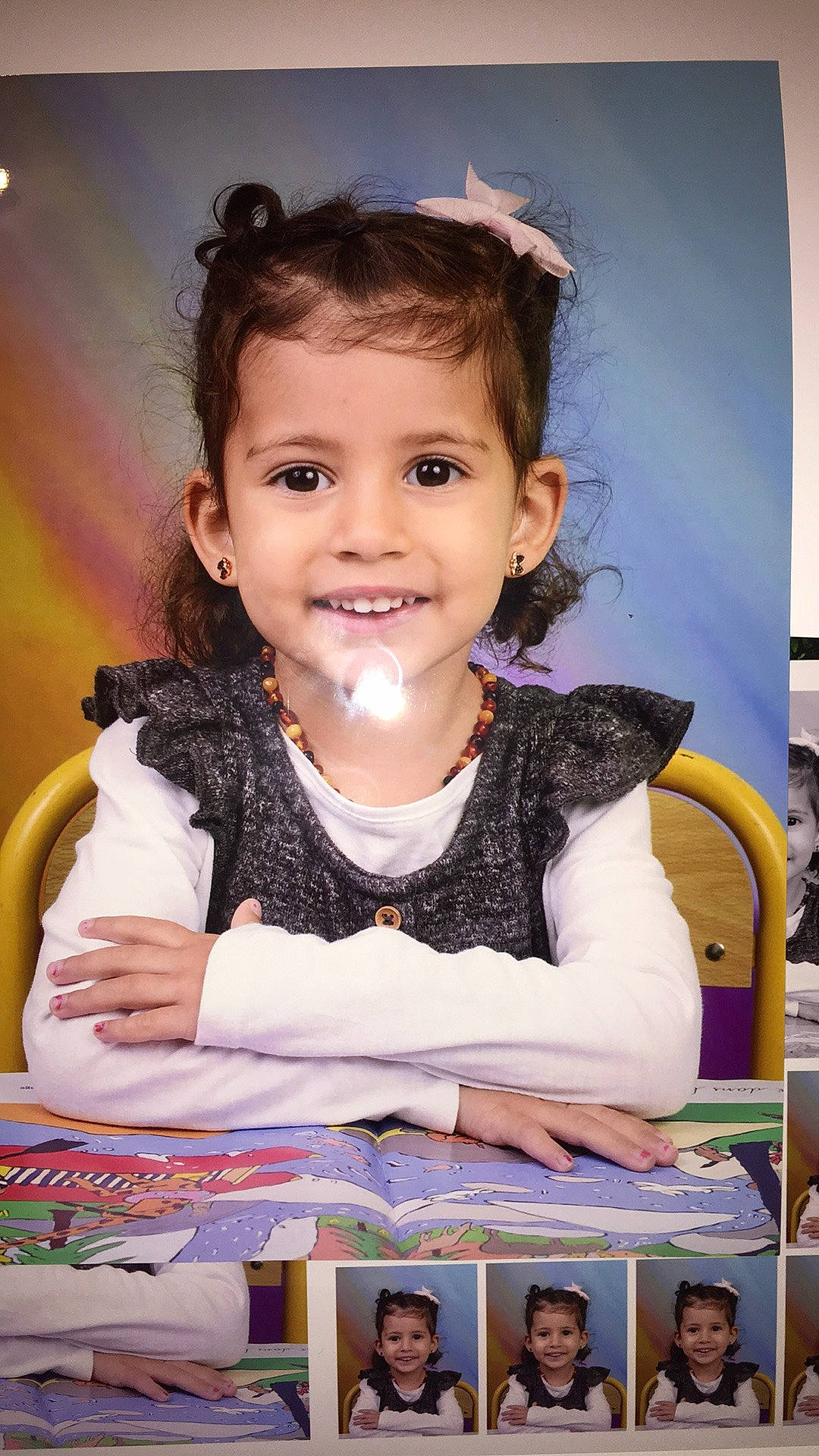 Nahla a rejoint le concours — aidez-le/la à gagner de superbes lots ! baby_toddler_clothing, chair, cheek, child, event, eye, eyelash, face, flash_photography, fun, happy, head, iris, joy, organ, person, photograph, portrait_photography, purple, smile