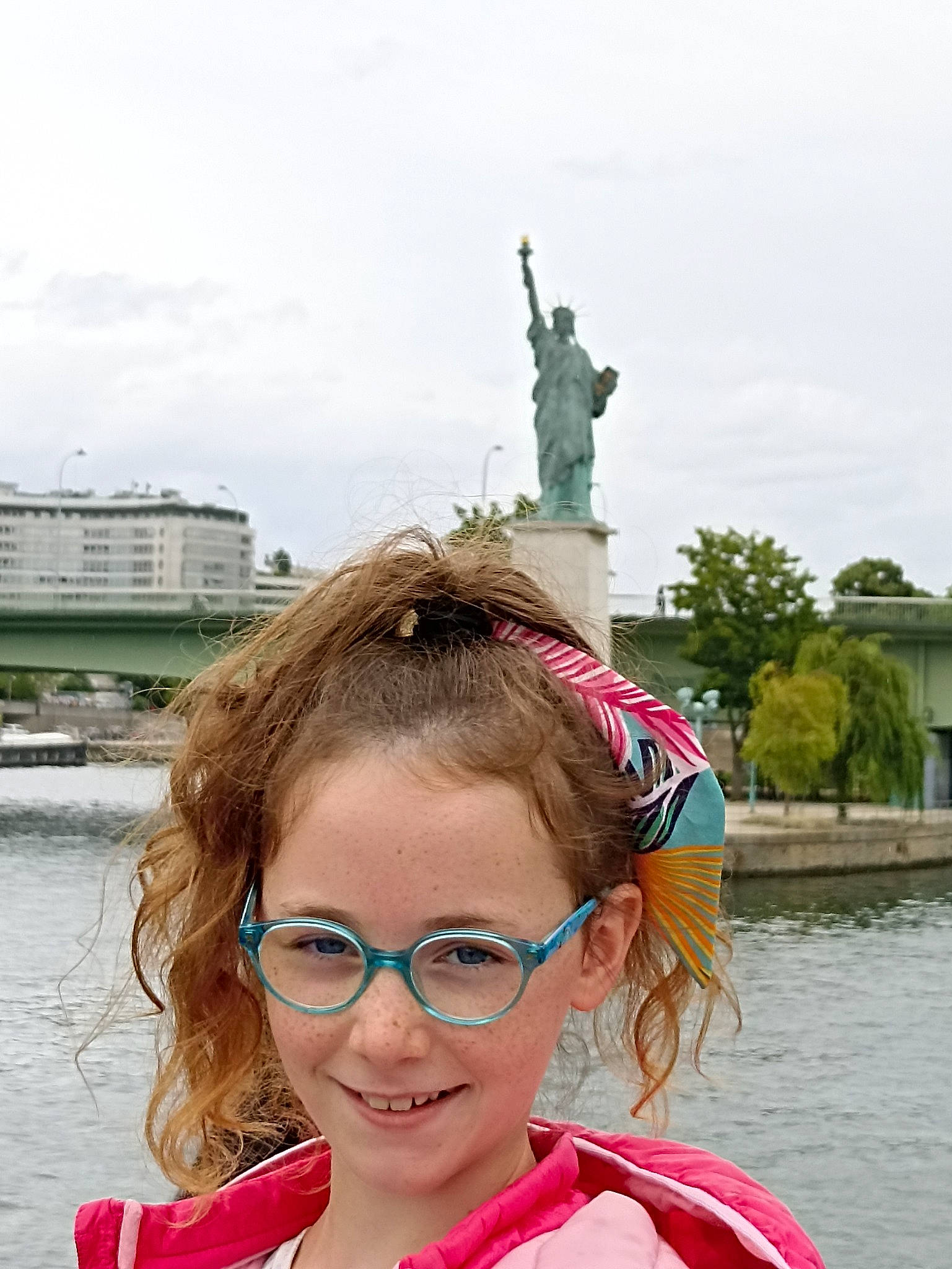 Lola a rejoint le concours — aidez-le/la à gagner de superbes lots ! art, eyewear, face, fun, glasses, goggles, happy, joy, lake, leisure, lip, person, pink, sculpture, sky, smile, statue, sunglasses, travel, tree
