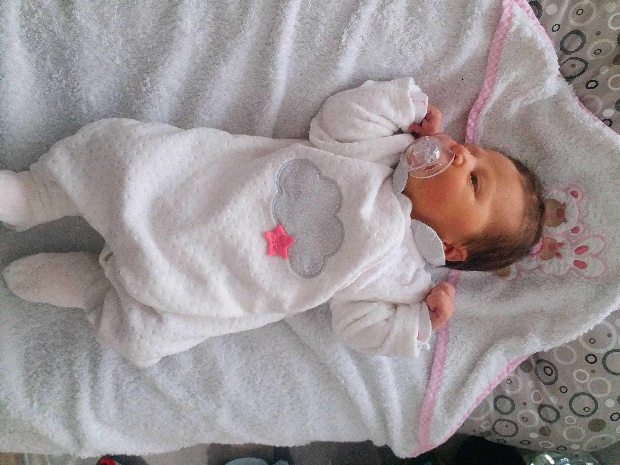 Lilie participe au concours pour gagner de l'argent avec cette photo : baby, baby_sleeping, bed_sheet, bedding, bedtime, blanket, cheek, child, comfort, linens, nap, person, pink, product, sleep, textile, toddler