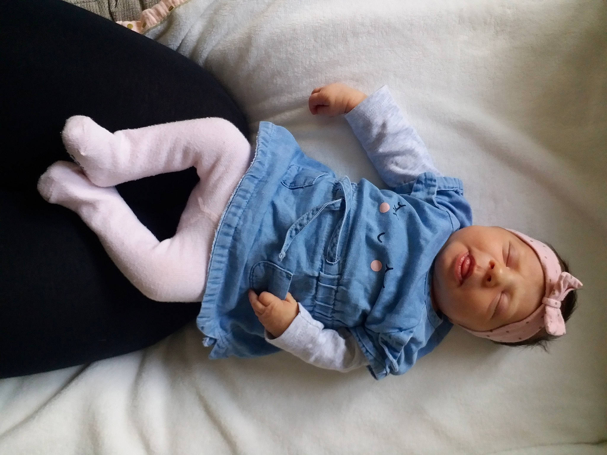 Lilie a rejoint le concours — aidez-le/la à gagner de superbes lots ! arm, baby, baby_sleeping, child, comfort, finger, hand, headwear, jeans, joint, leg, nap, person, photograph, photography, sitting, sleep, toddler