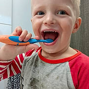 Inohé a rejoint le concours — aidez-le/la à gagner de superbes lots ! bathroom, blond_hair, blue_eyes, brushing_teeth, child, closeup, face, hand, happy, hygiene, indoors, person, red_sleeves, shirt, smile, stain, striped_sleeves, teeth, toothbrush, young