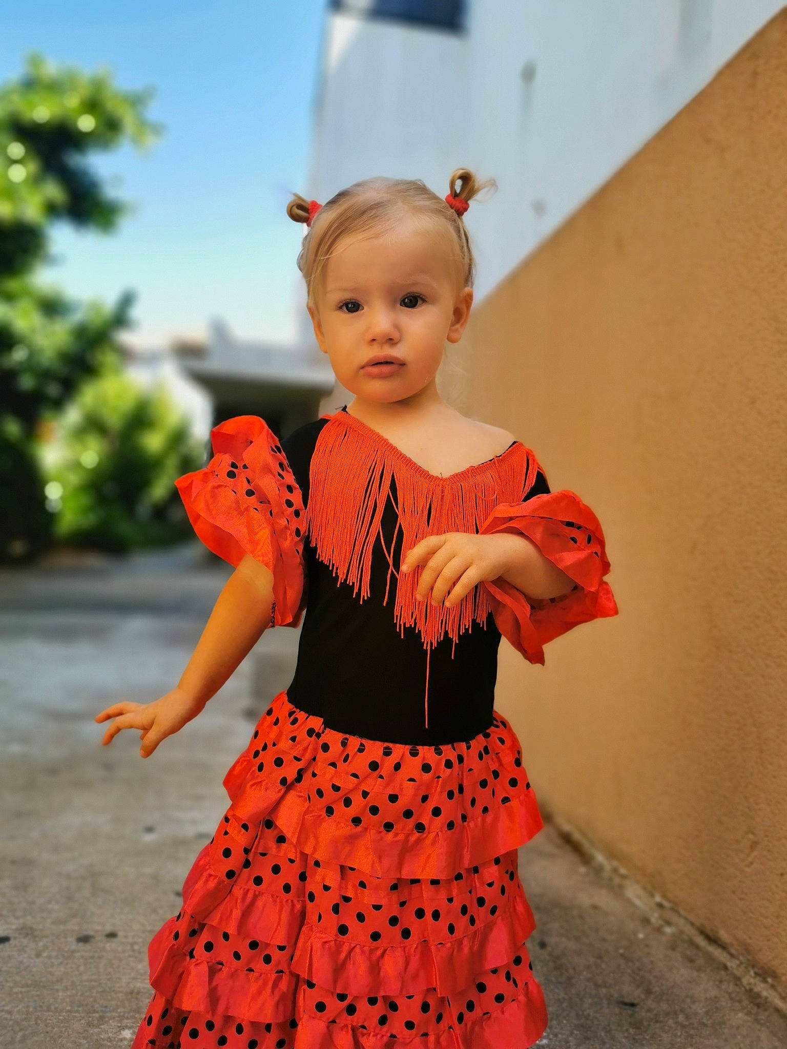 Lucie a rejoint le concours — aidez-le/la à gagner de superbes lots ! abdomen, baby_toddler_clothing, child, clothing, costume, dance, joint, orange, pattern, person, ruffle, sleeve, textile, toddler, trunk, waist