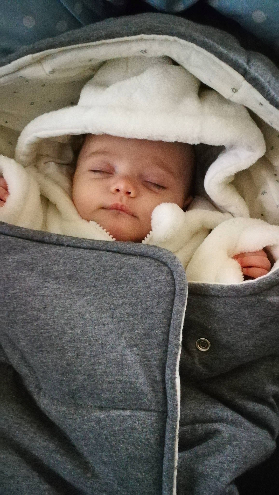 Romy participe au concours pour gagner de l'argent avec cette photo : baby, baby_products, cap, cheek, child, chin, comfort, eye, face, finger, flash_photography, fur, gesture, hat, head, headgear, linens, person, sitting, skin