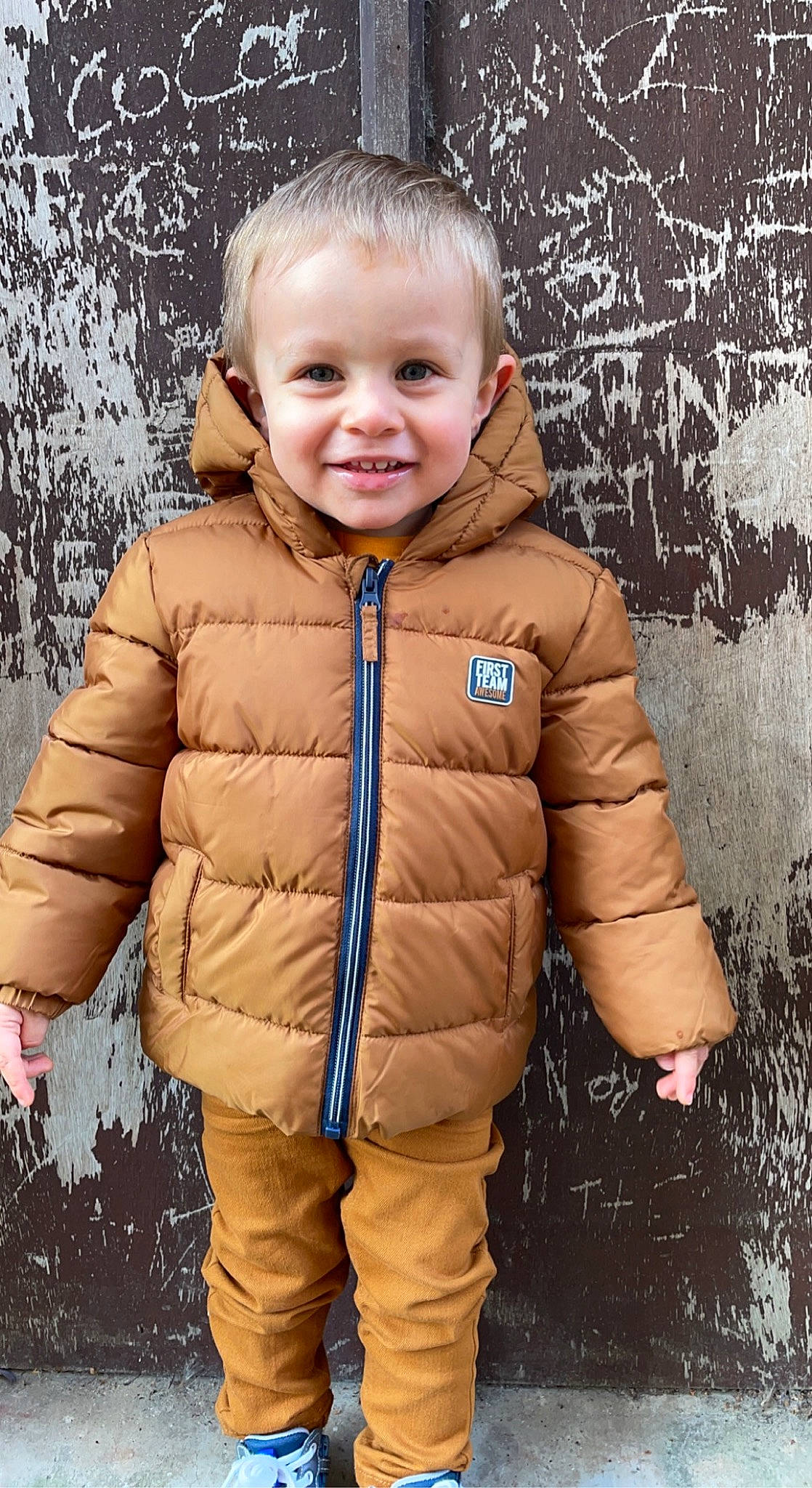 Jules participe au concours pour gagner de l'argent avec cette photo : cheek, eye, face, flash_photography, gesture, hair, happy, head, human_body, jacket, joy, nose, outerwear, parka, people_in_nature, person, photograph, skin, sleeve, smile