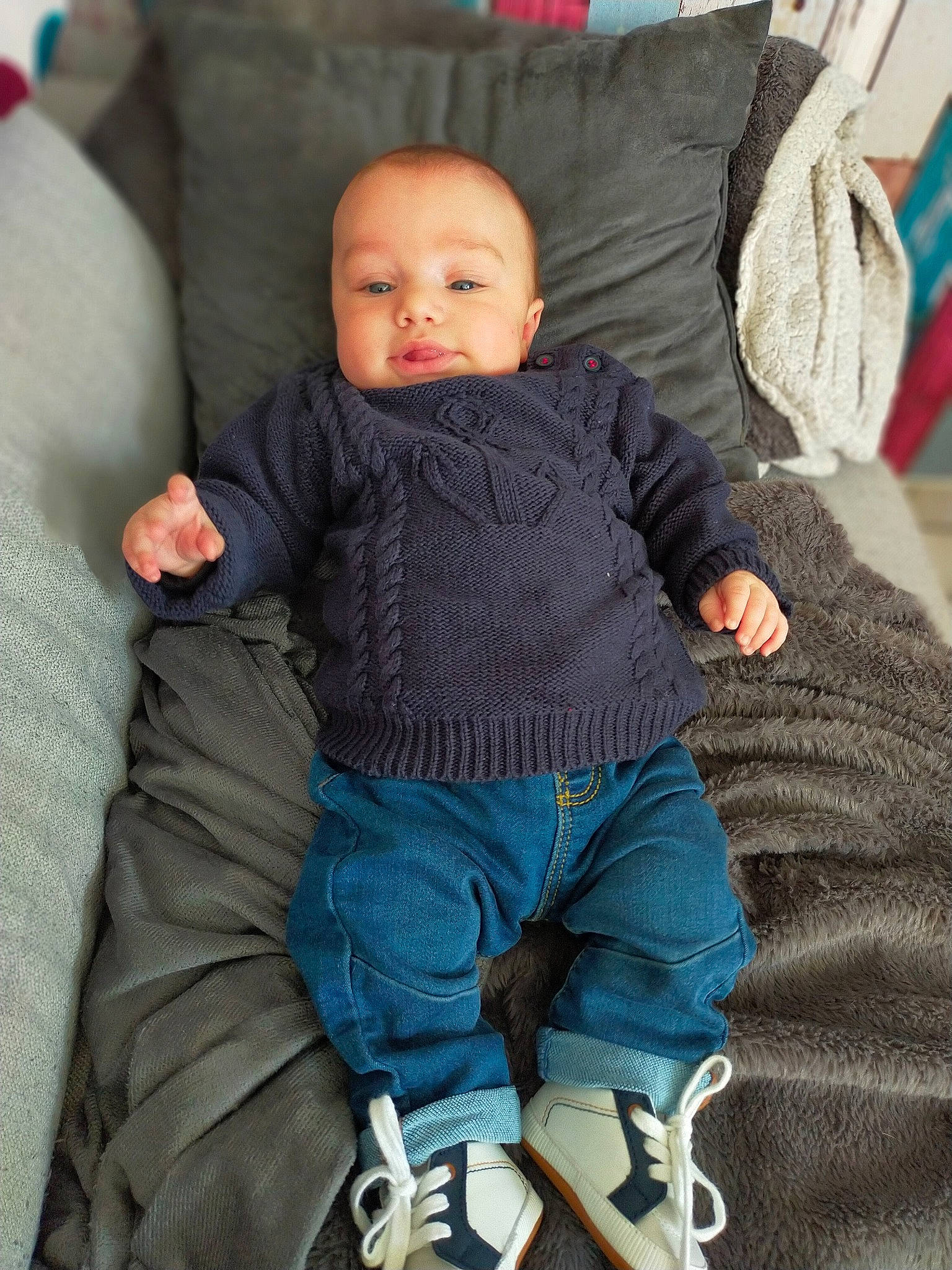 Liam participe au concours pour gagner de l'argent avec cette photo : baby, baby_products, baby_toddler_clothing, child, comfort, electric_blue, head, linens, pattern, person, pink, product, sitting, skin, sleeve, sock, t_shirt, textile, toddler, wood