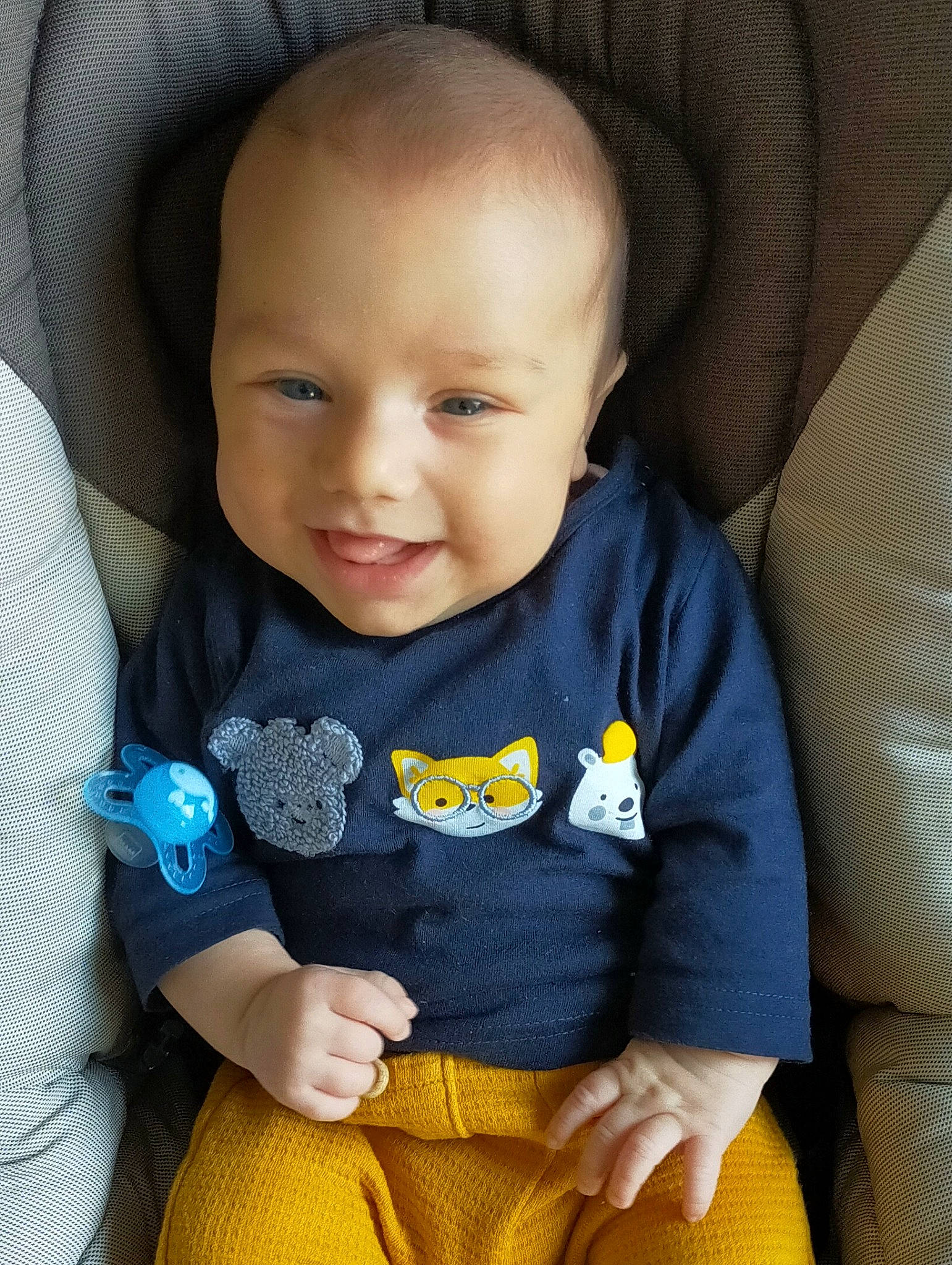 Liam a rejoint le concours — aidez-le/la à gagner de superbes lots ! baby_toddler_clothing, cheek, chin, clothing, comfort, eye, face, finger, hair, head, iris, joy, nose, outerwear, person, product, skin, sleeve, smile, textile