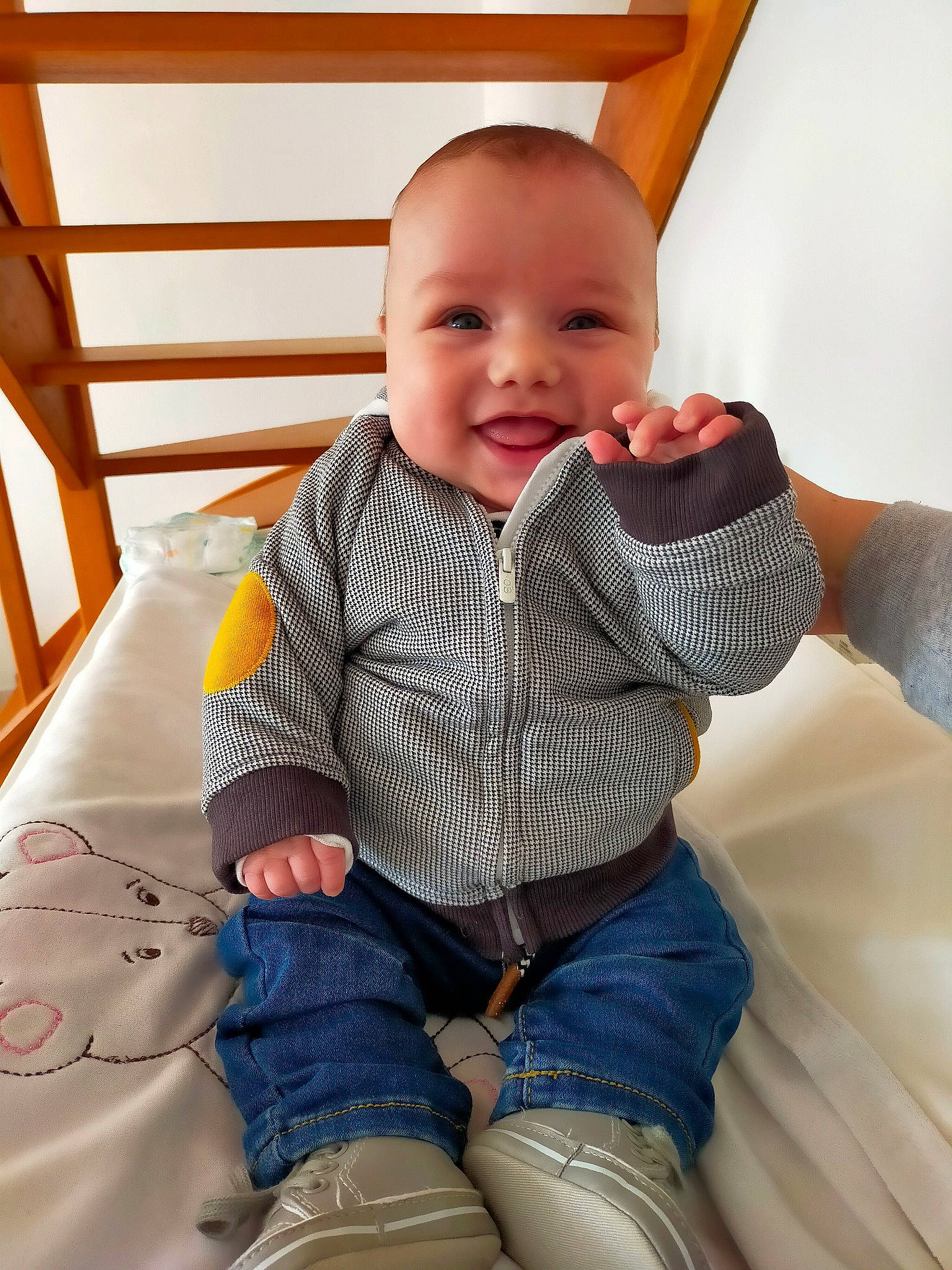 Liam participe au concours pour gagner de l'argent avec cette photo : arm, baby_toddler_clothing, cheek, comfort, eye, finger, floor, flooring, happy, human_body, joint, leg, person, product, shoulder, skin, sleeve, smile, textile, toddler