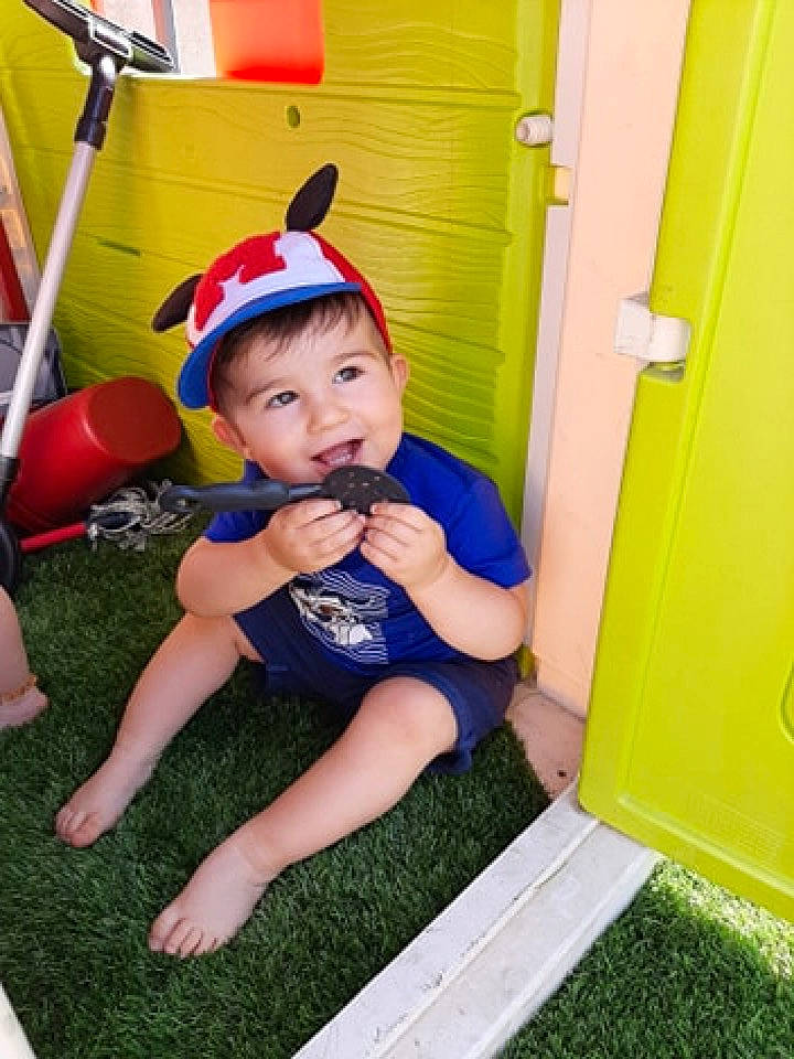 Giani a rejoint le concours — aidez-le/la à gagner de superbes lots ! baby, child, fun, grass, headgear, headwear, joy, leg, person, play, smile, summer, toddler, vacation, yellow