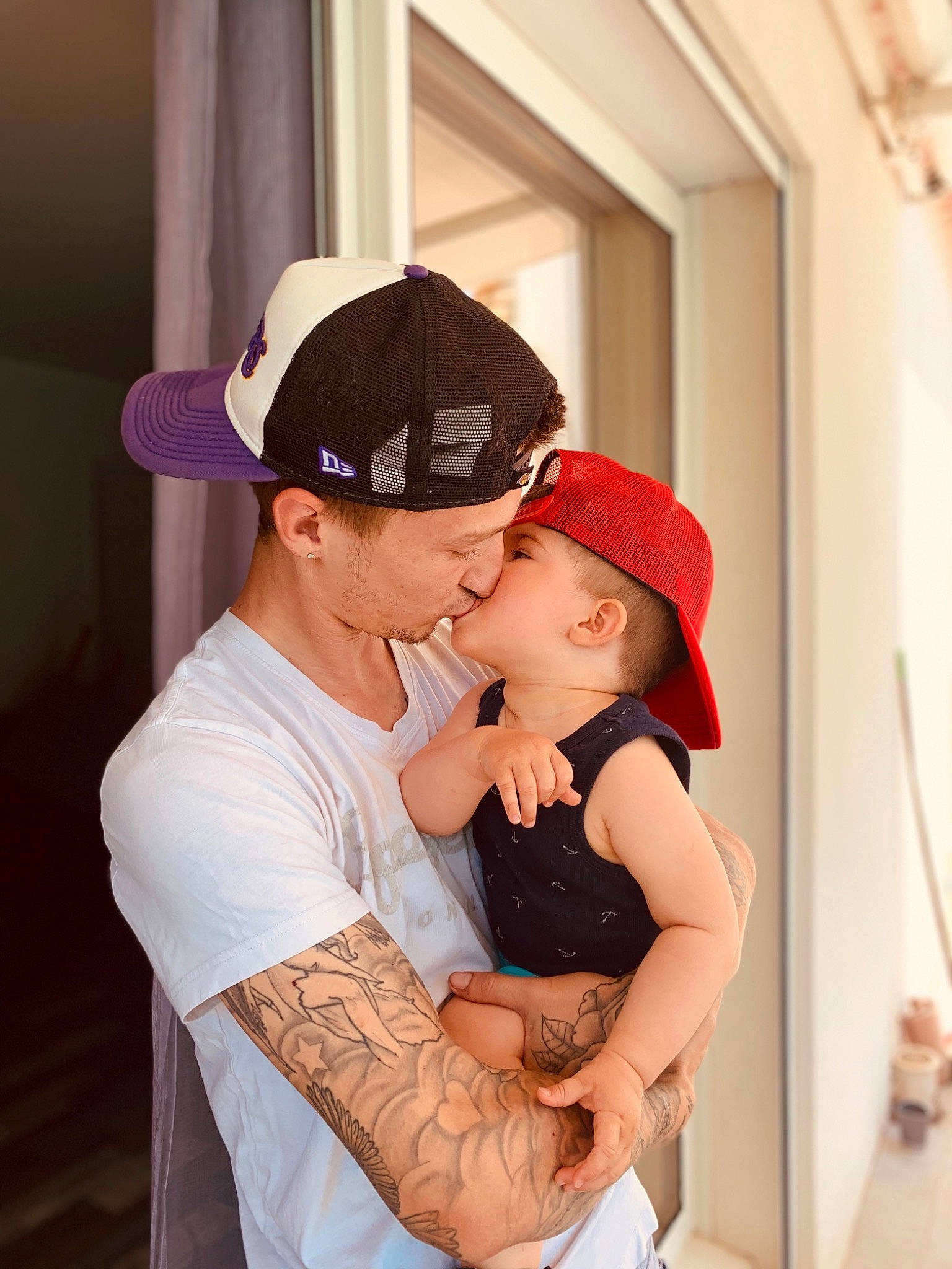 Giani participe au concours pour gagner de l'argent avec cette photo : baby, cap, child, family, fashion_accessory, happy, headgear, hug, interaction, love, person, photograph, photography, red, romance, smile, toddler, vacation, yellow