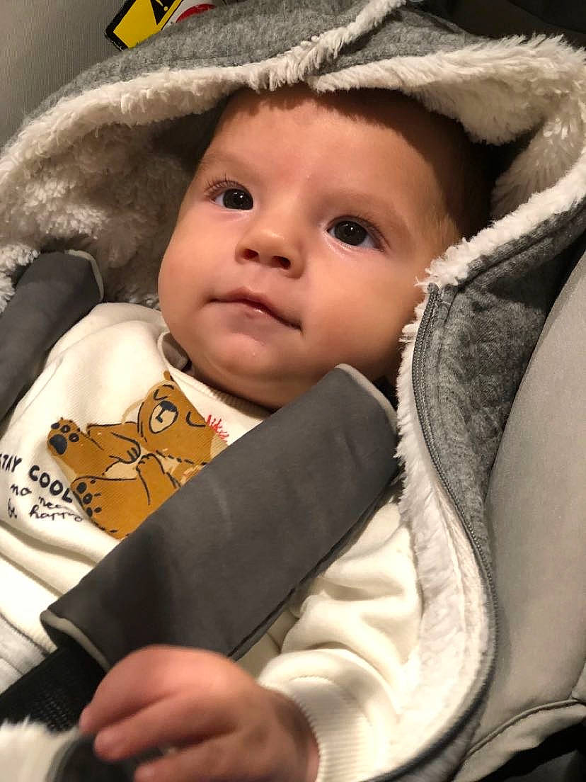 Juliann a rejoint le concours — aidez-le/la à gagner de superbes lots ! baby, baby_carriage, baby_products, baby_toddler_clothing, cap, cheek, child, comfort, costume_hat, eye, eyebrow, fashion_accessory, fur, happy, headgear, headwear, linens, nose, outerwear, person