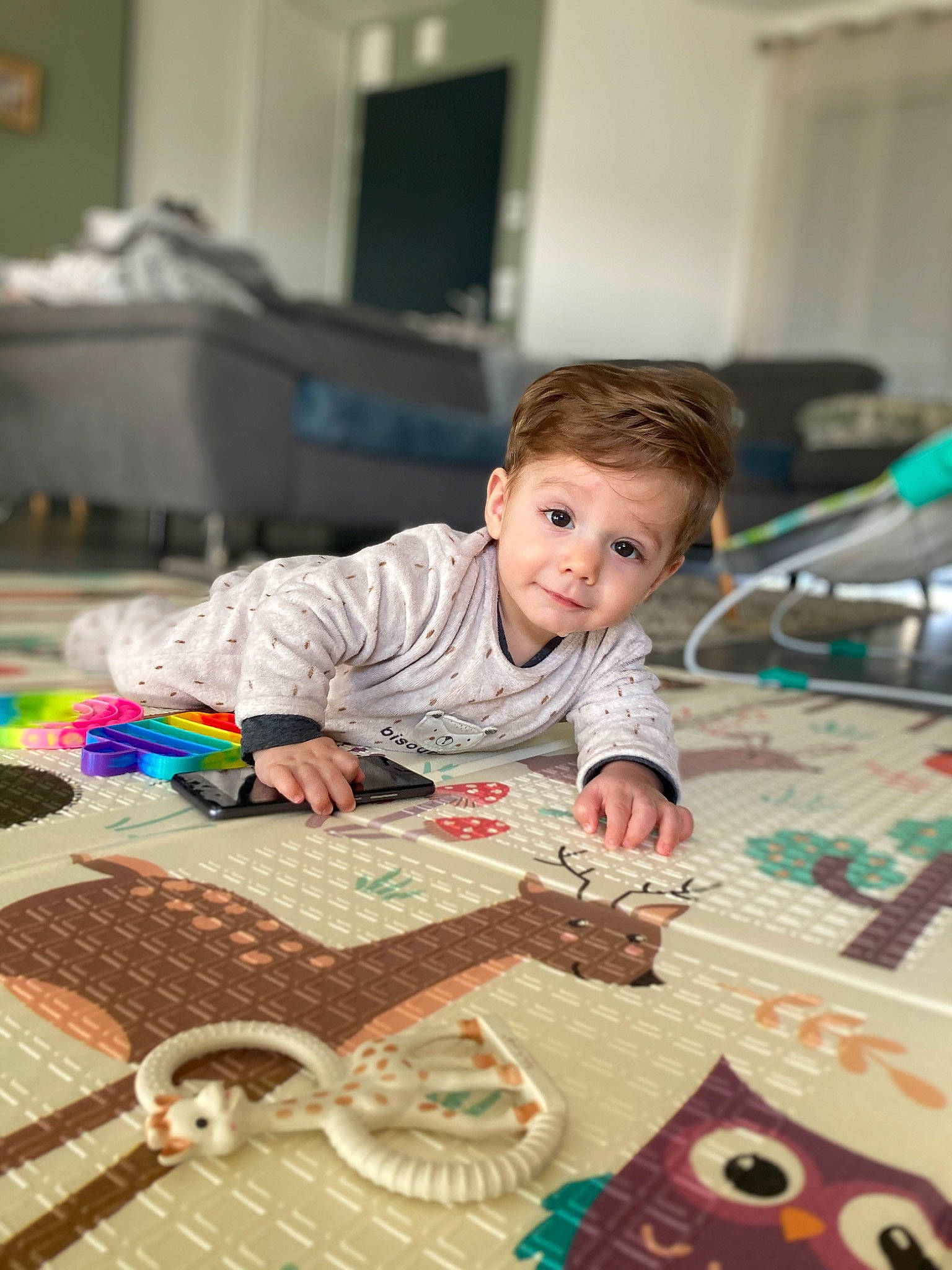 Soën participe au concours pour gagner de l'argent avec cette photo : art, baby, child, floor, flooring, fun, games, green, leisure, pattern, people, person, play, recreation, room, smile, snapshot, textile, toddler, toy