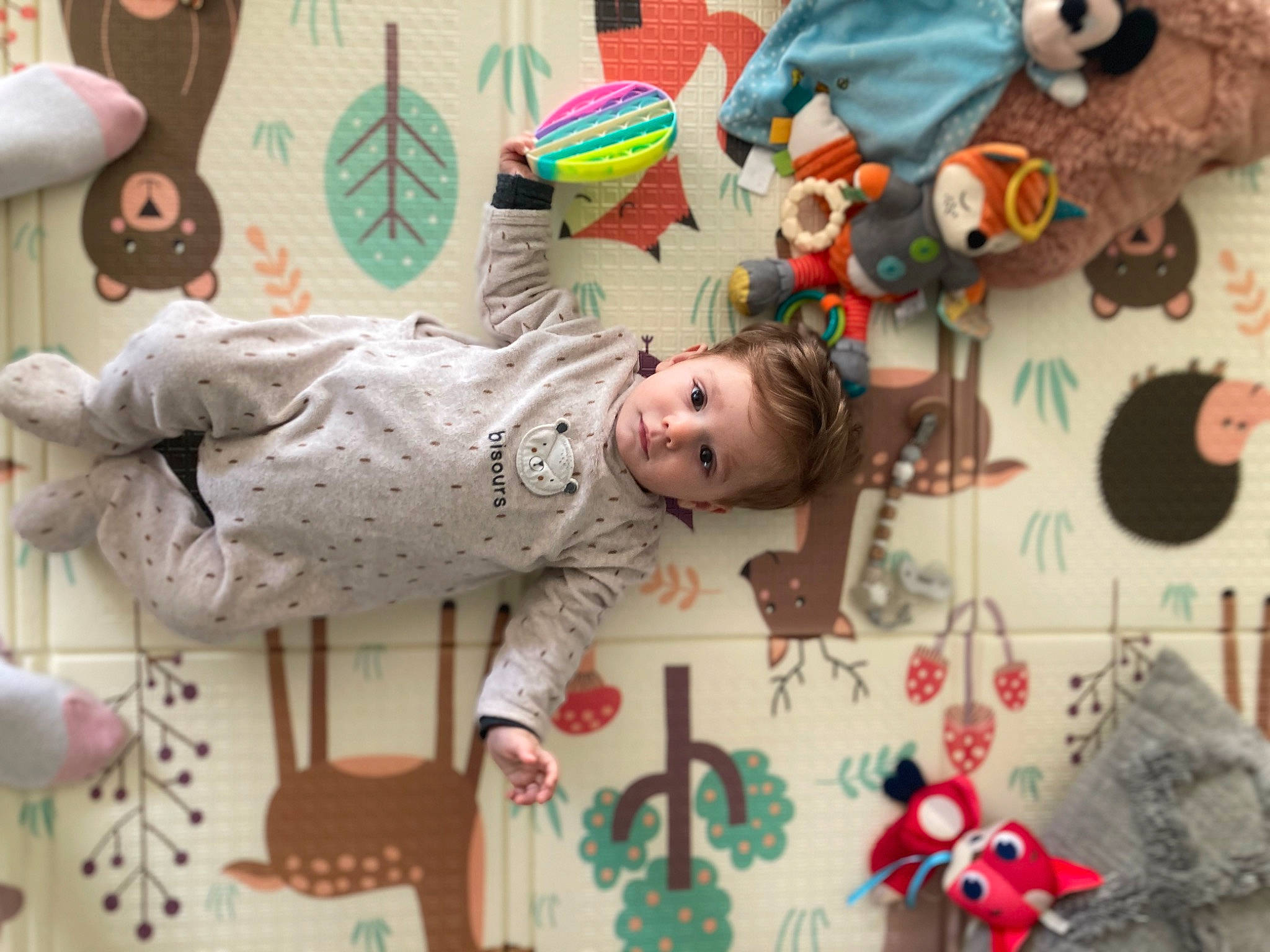 Soën participe au concours pour gagner de l'argent avec cette photo : baby, baby_products, baby_toddler_clothing, baby_toys, cheek, child, flooring, fun, green, happy, mammal, person, play, red, room, smile, stuffed_toy, textile, toddler, toy