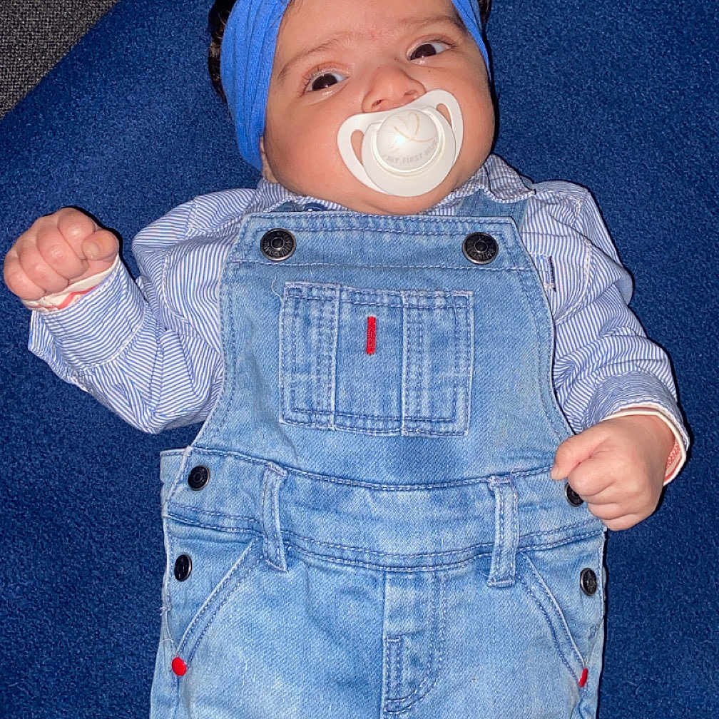Milhane a rejoint le concours — aidez-le/la à gagner de superbes lots ! baby, blue, child, clothing, cute, denim_overalls, expression, face, fashion, hands, headband, indoor, infant, legs, lying_down, pacifier, portrait, striped_shirt, white_tights, young