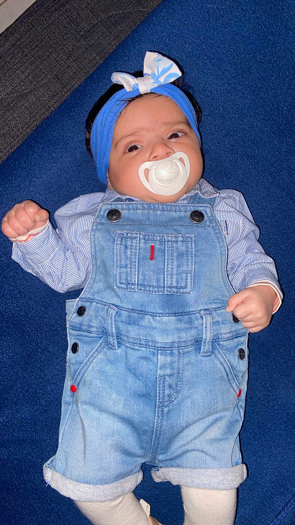 Milhane a rejoint le concours — aidez-le/la à gagner de superbes lots ! baby, infant, pacifier, denim_overalls, headband, blue, striped_shirt, cute, lying_down, child, young, fashion, face, hands, legs, white_tights, indoor, portrait, expression, clothing