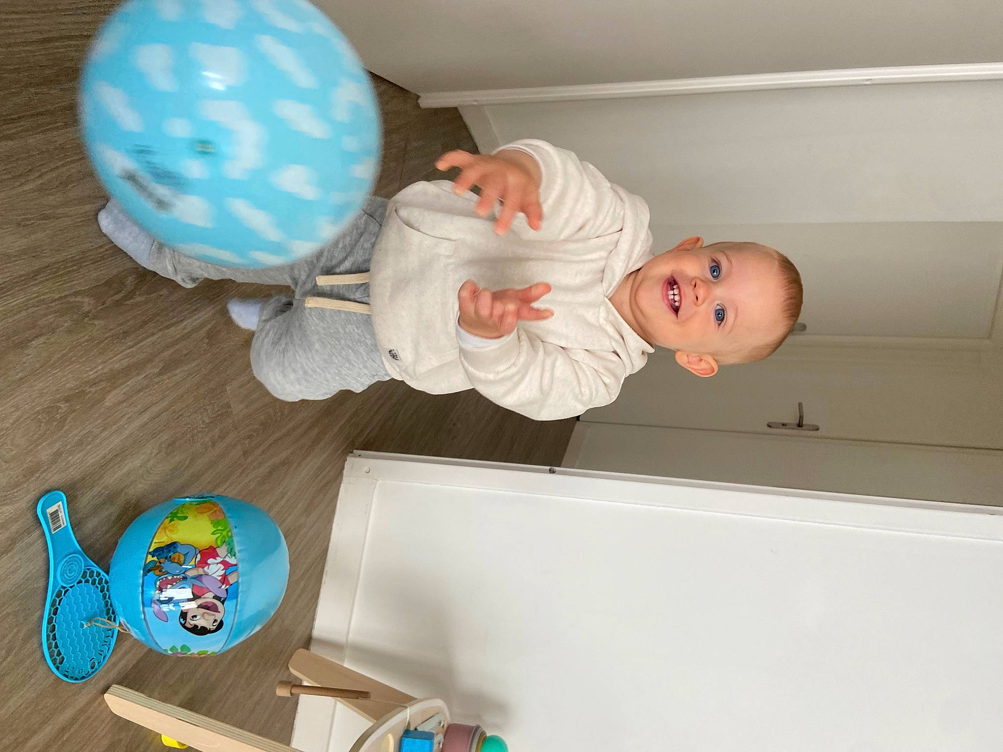 Edouard participe au concours pour gagner de l'argent avec cette photo : baby, baby_products, baby_safety, baby_toddler_clothing, child, comfort, joy, laundry_room, person, plastic, room, toddler
