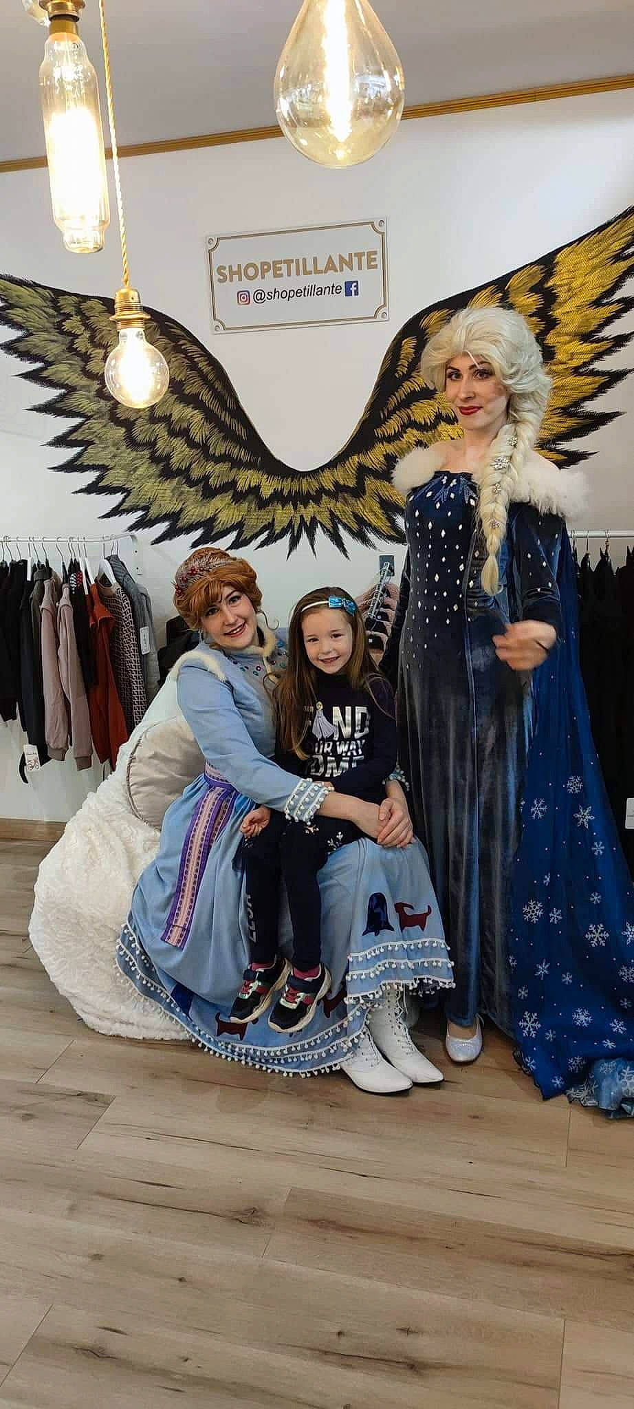 Ambre participe au concours pour gagner de l'argent avec cette photo : art, community, costume, costume_design, event, fashion_accessory, fashion_design, formal_wear, fun, happy, headwear, jewellery, joy, necklace, outerwear, person, picture_frame, retail, room, smile