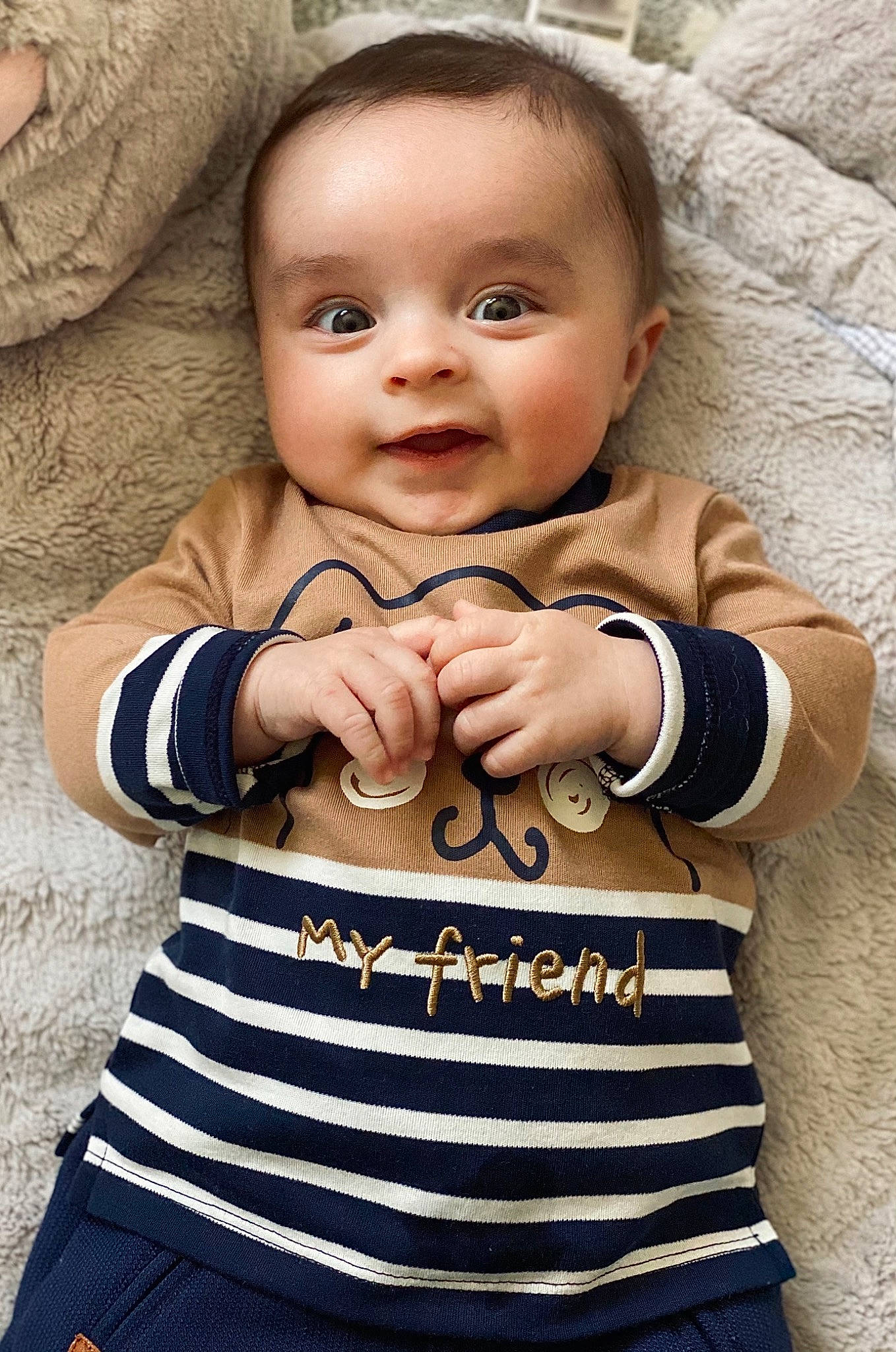 Gabriel participe au concours pour gagner de l'argent avec cette photo : arm, baby_toddler_clothing, finger, flash_photography, gesture, hand, happy, head, joint, mammal, mouth, neck, nose, organ, person, photograph, skin, sleeve, smile, textile
