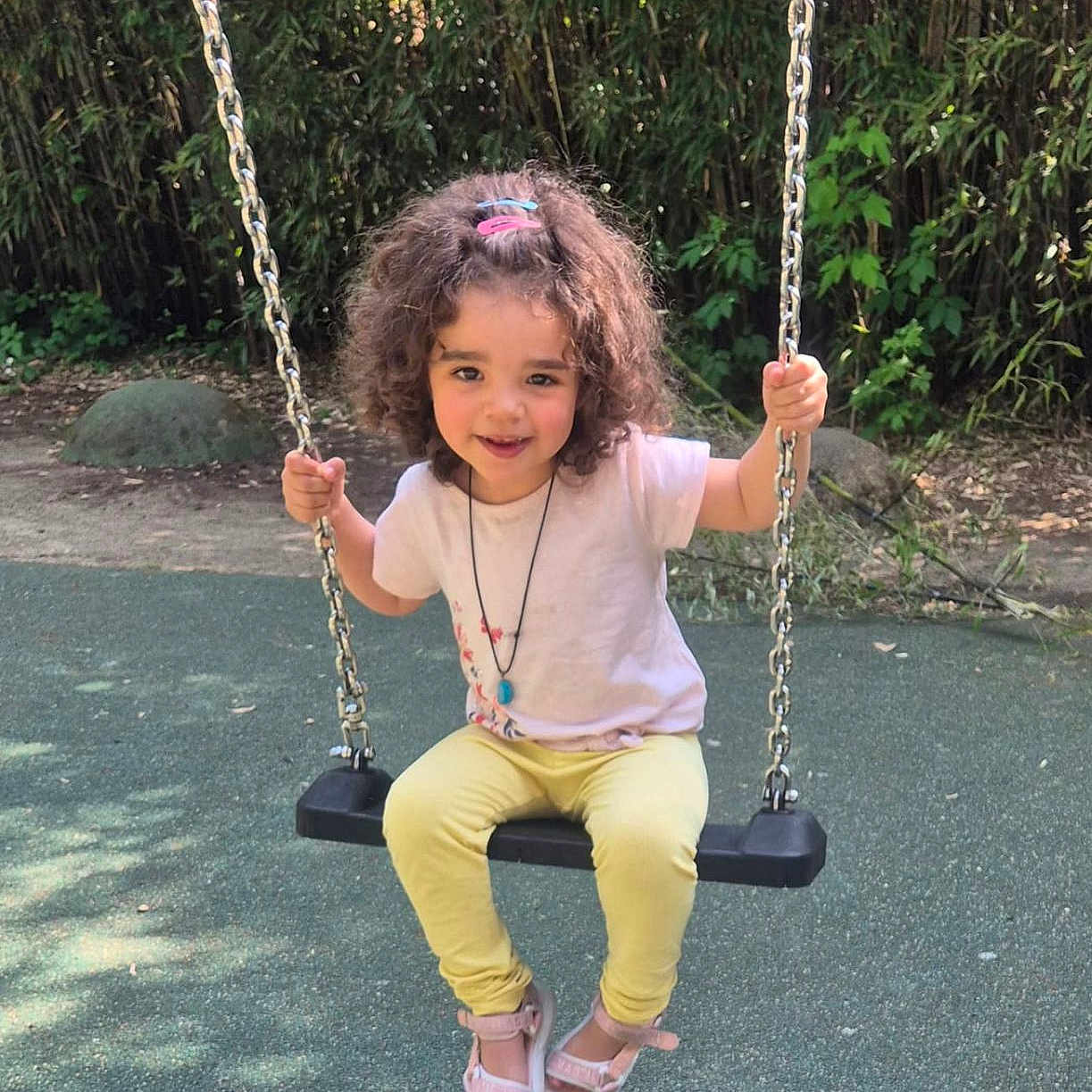 Marie-zoé participe au concours pour gagner de l'argent avec cette photo : child, clothing, face, female, footwear, girl, grass, head, nature, outdoorplayarea, outdoors, pants, park, person, photography, plant, playarea, portrait, sandal, vegetation