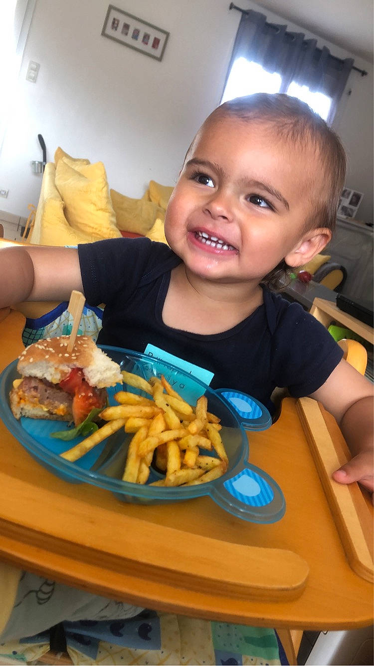 Kayden a rejoint le concours — aidez-le/la à gagner de superbes lots ! chair, comfort_food, cooking, cuisine, deep_frying, dish, fast_food, finger_food, food, food_craving, french_fries, fried_food, frying, ingredient, joy, junk_food, person, plate, smile, table