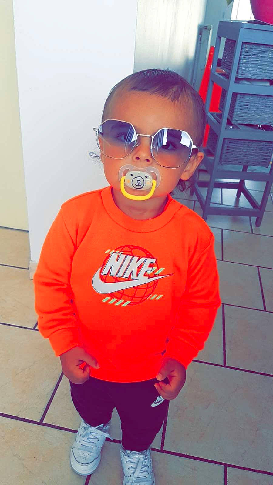 Kayden participe au concours pour gagner de l'argent avec cette photo : baby_toddler_clothing, child, clothing, electric_blue, eyewear, fun, glasses, goggles, happy, headgear, long_sleeved_t_shirt, orange, person, personal_protective_equipment, sleeve, smile, sportswear, sunglasses, t_shirt, toddler