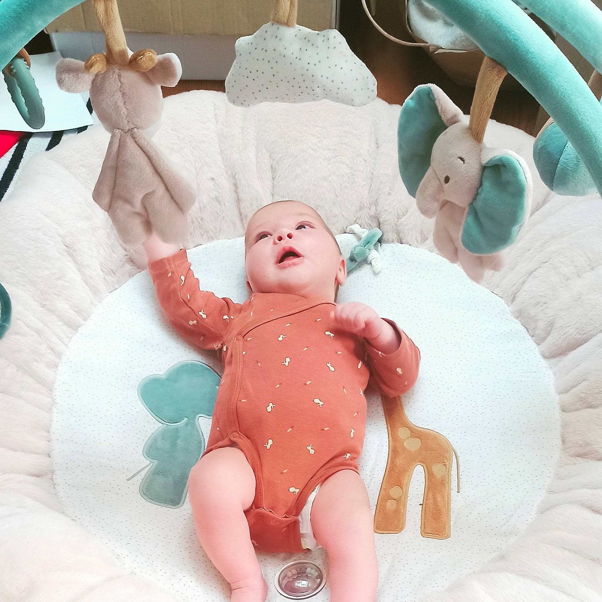 Margaux participe au concours pour gagner de l'argent avec cette photo : aqua, baby, baby_products, baby_toddler_clothing, bedding, child, comfort, finger, fun, happy, head, human_body, linens, person, pink, room, skin, textile, toddler, toy