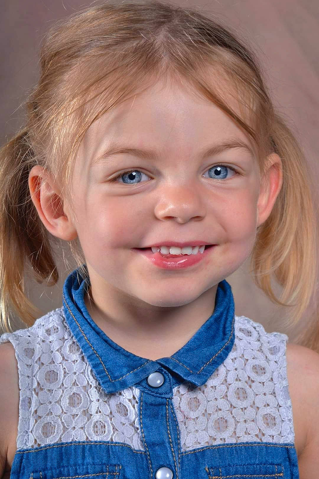 Zoé participe au concours pour gagner de l'argent avec cette photo : azure, baby_toddler_clothing, blue, cheek, chin, clothing, eye, eyelash, facial_expression, flash_photography, happy, iris, joy, lip, neck, nose, outerwear, person, shoulder, skin