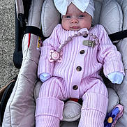 Melyssa a rejoint le concours — aidez-le/la à gagner de superbes lots ! baby, infant, car_seat, pink_clothing, knitwear, headband, bow, pacifier, toy, socks, cute, child, baby_accessory, seatbelt, portrait, outdoor, face, person, cozy, comfortable