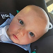 Hayden a rejoint le concours — aidez-le/la à gagner de superbes lots ! baby, child, car_seat, face, portrait, infant, seatbelt, clothing, indoor, car, seat, young_child, cute, closeup, head, eyes, person, skin, expression, blur