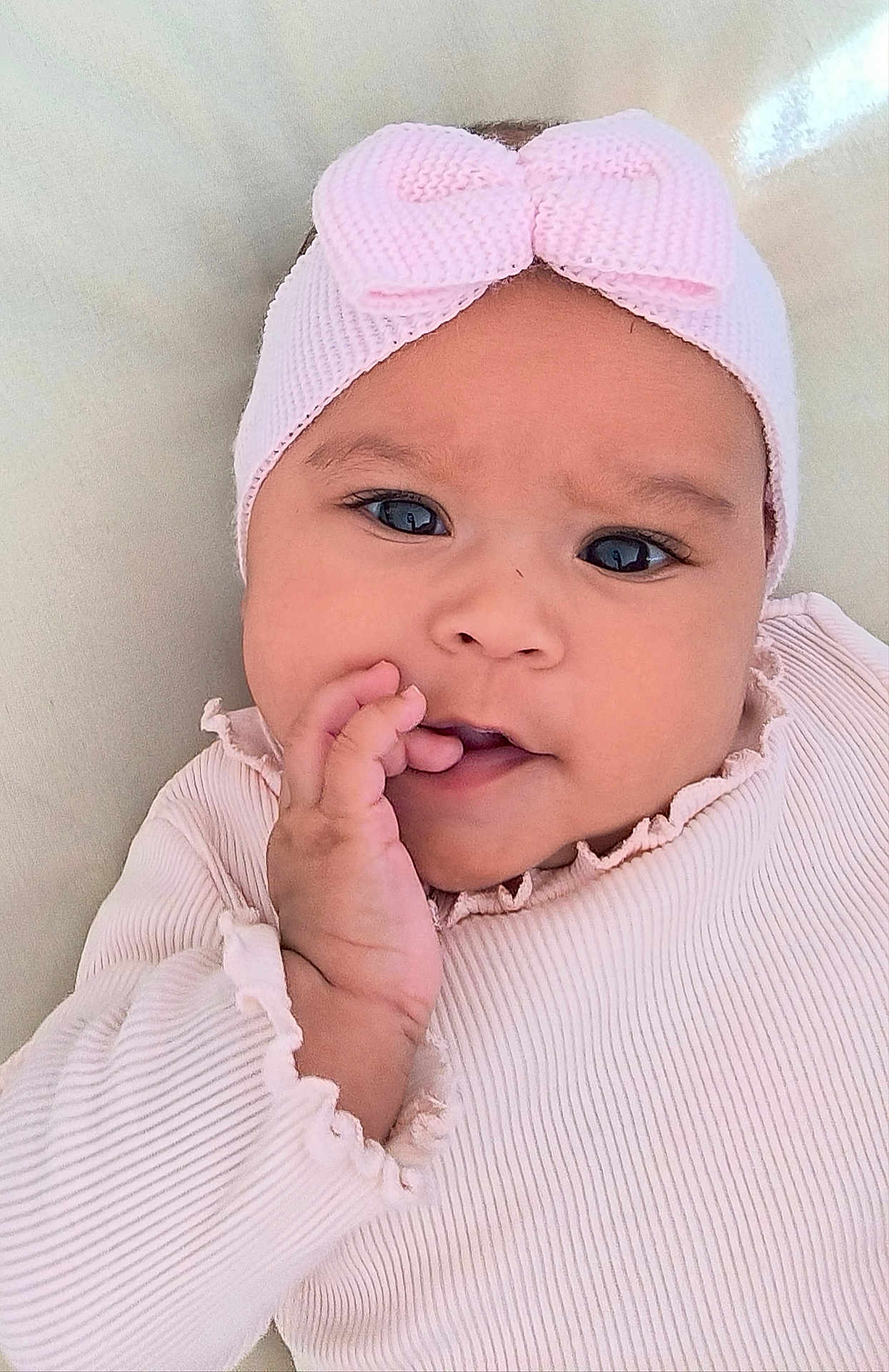 Keylia a rejoint le concours — aidez-le/la à gagner de superbes lots ! baby, infant, headband, bow, pink, clothing, hand, face, portrait, cute, child, closeup, expression, skin, young, person, apparel, sleeve, fingertip, indoors