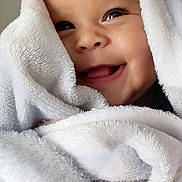 Keylia a rejoint le concours — aidez-le/la à gagner de superbes lots ! baby, blanket, smile, face, child, cute, soft, happy, wrapped, cozy, infant, portrait, skin, eyelashes, warm, expression, indoor, closeup, adorable, comfort