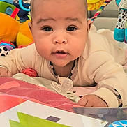 Keylia a rejoint le concours — aidez-le/la à gagner de superbes lots ! baby, blanket, book, child, closeup, clothing, colorful, curious, cute, expression, eyes, face, indoor, infant, mouth, playtime, portrait, soft_toys, toys, tummy_time