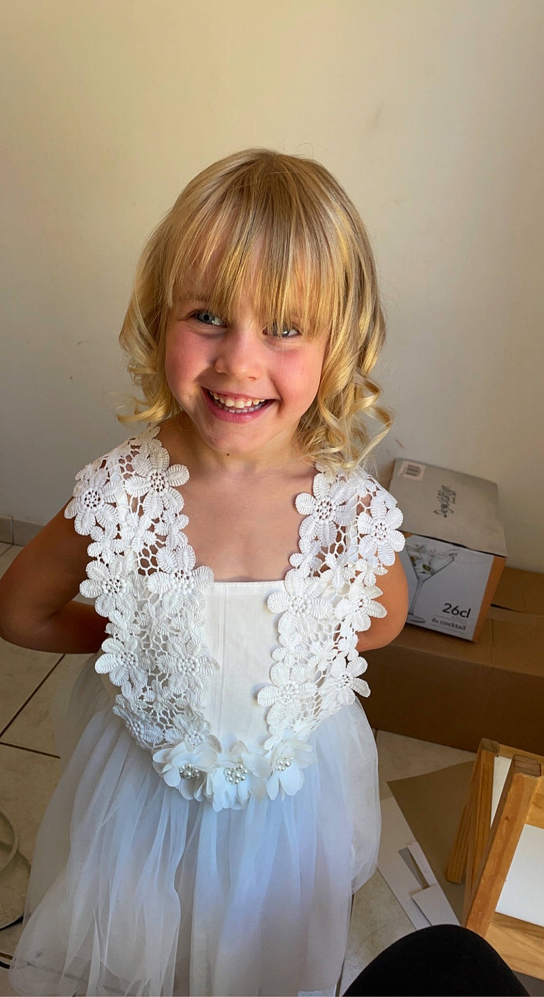 Alizée a rejoint le concours — aidez-le/la à gagner de superbes lots ! bangs, blond, bridal_accessory, child, dress, embellishment, event, fashion_design, formal_wear, fun, hair, happy, iris, jewellery, joy, long_hair, person, ruffle, shipping_box, shoulder