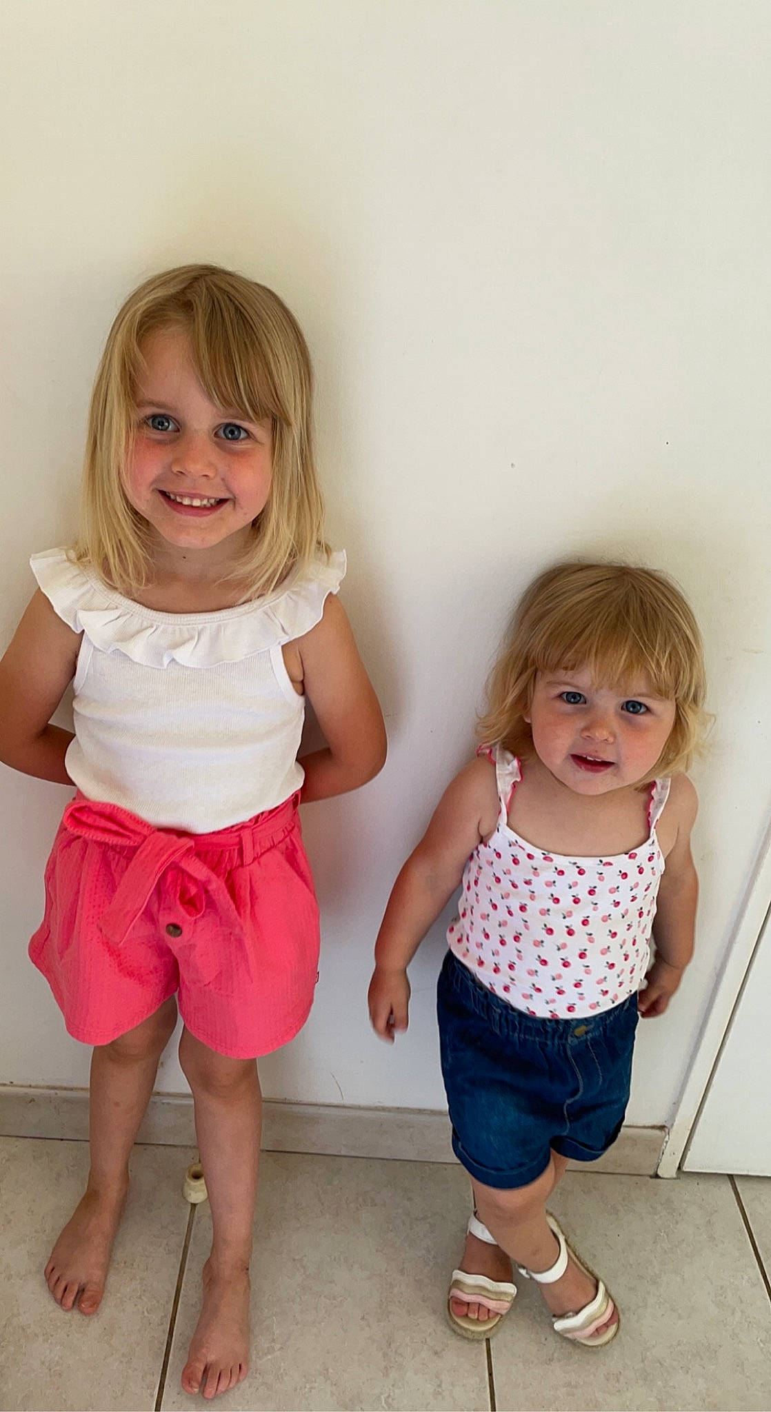 Alizée a rejoint le concours — aidez-le/la à gagner de superbes lots ! baby, baby_toddler_clothing, blond, cheek, child, eye, face, fun, gesture, happy, human_leg, iris, joint, joy, pattern, person, pink, skin, sleeve, smile