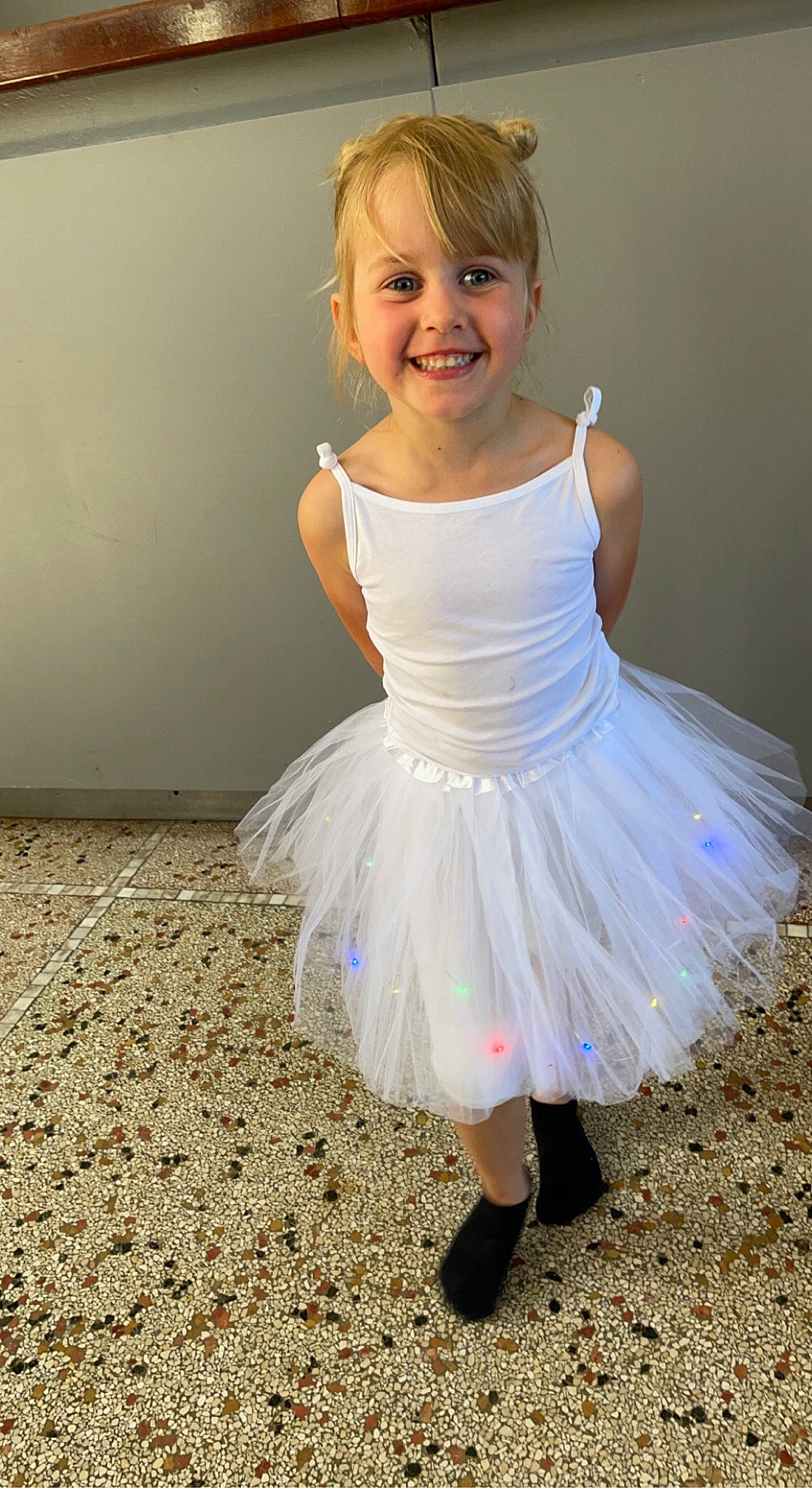 Alizée participe au concours pour gagner de l'argent avec cette photo : baby_toddler_clothing, ballet_tutu, barefoot, blond, dance, dress, entertainment, eye, face, flash_photography, happy, head, human_leg, iris, joy, person, shoe, sleeve, smile, sportswear