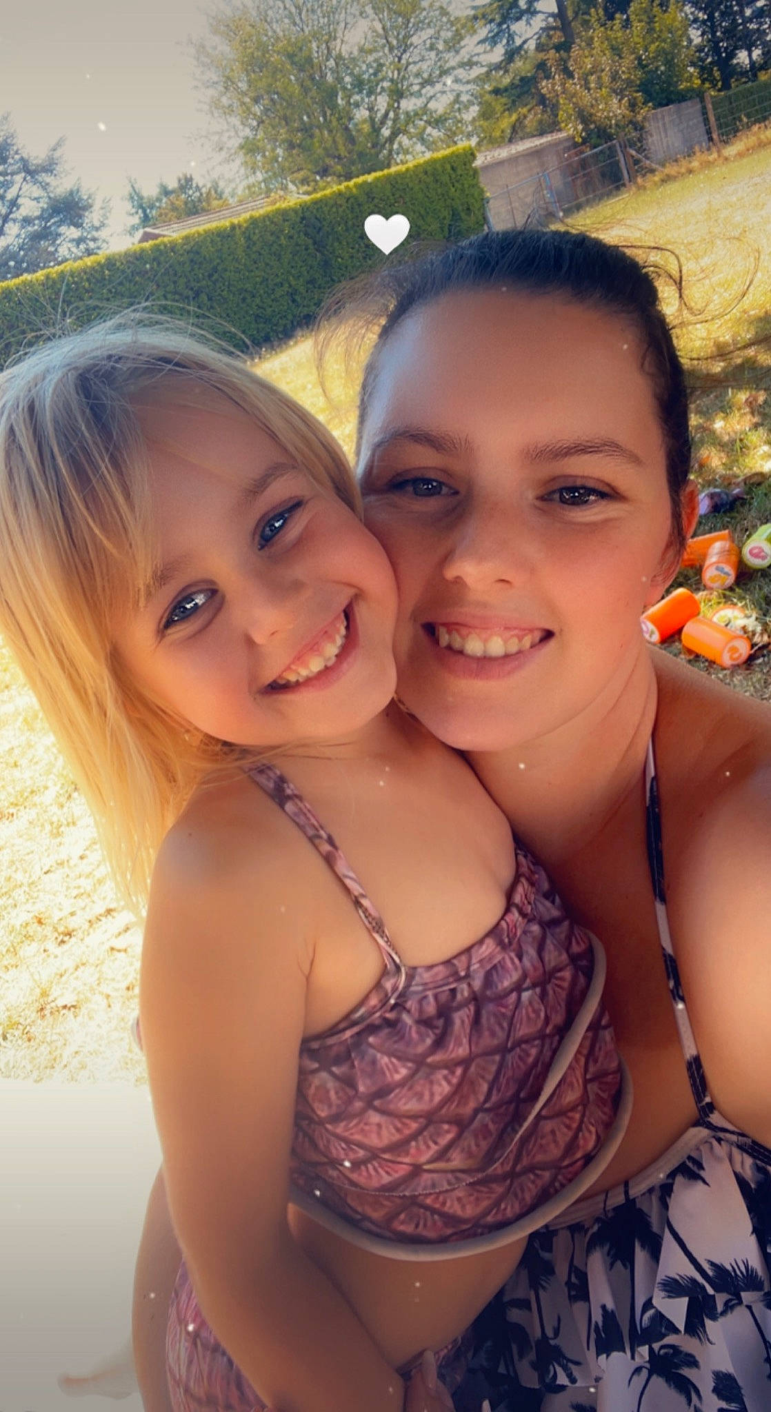 Alizée participe au concours pour gagner de l'argent avec cette photo : chin, cool, eye, eyebrow, face, facial_expression, fun, happy, head, iris, joy, lip, muscle, neck, people_in_nature, person, shoulder, skin, smile, sunlight