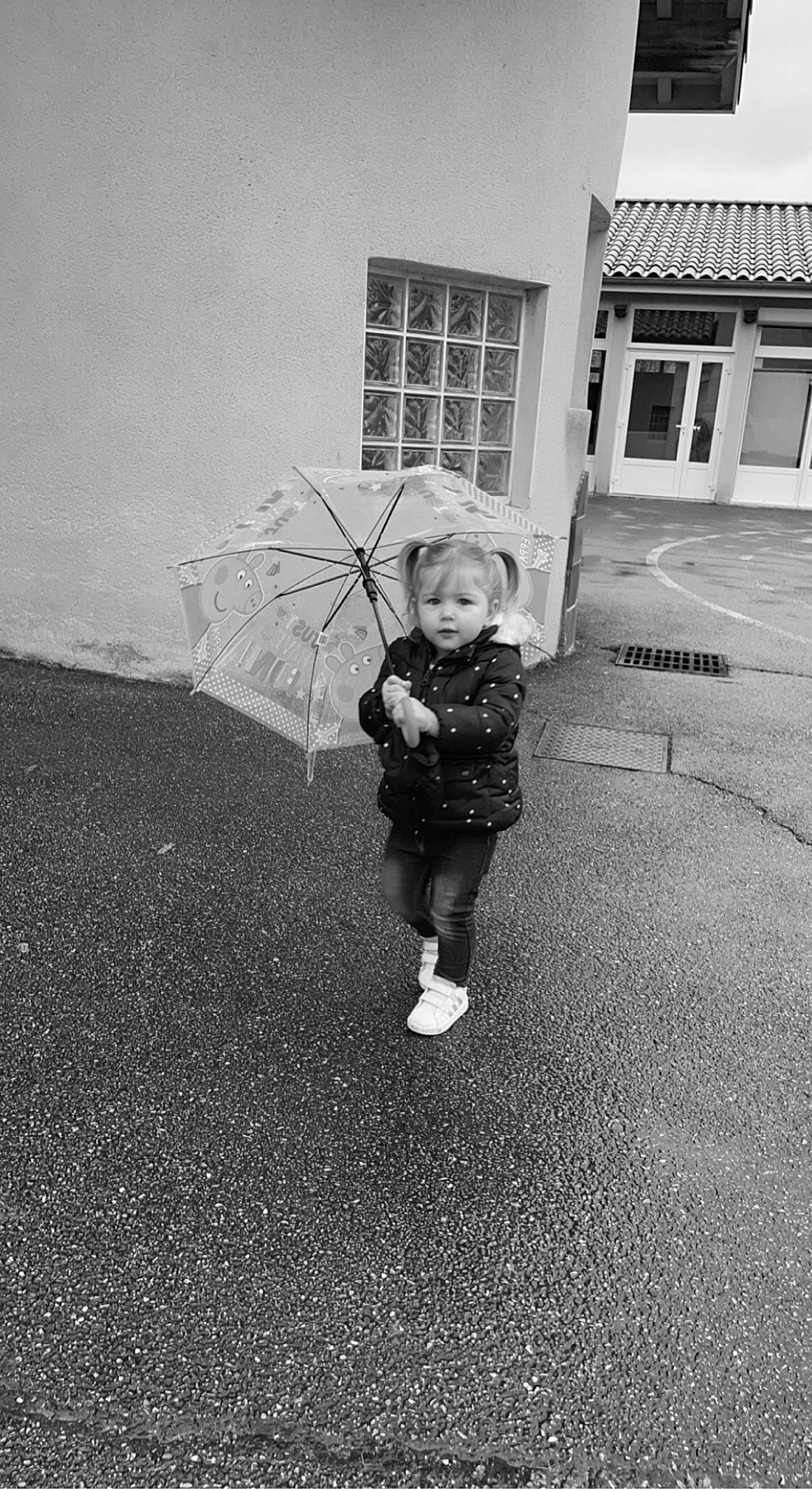 Lyséa participe au concours pour gagner de l'argent avec cette photo : asphalt, black_and_white, door, flooring, grass, house, leg, monochrome, monochrome_photography, people_in_nature, person, road, road_surface, standing, street, style, tints_and_shades, toddler, tree, umbrella