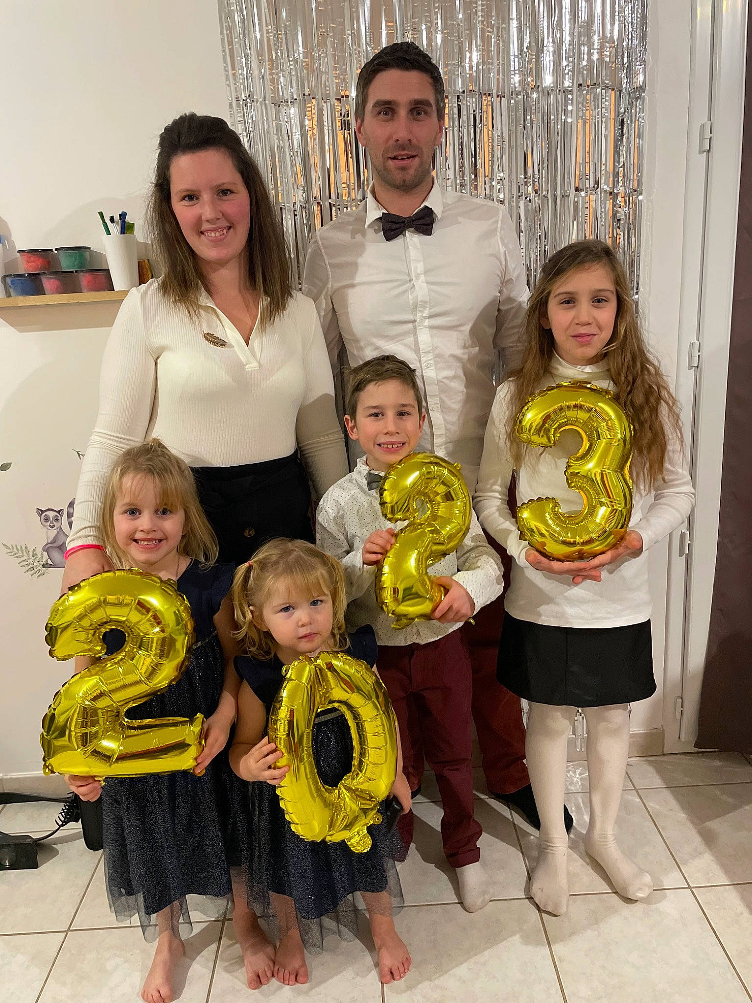 Lyséa participe au concours pour gagner de l'argent avec cette photo : child, curtain, event, face, facial_expression, family, fashion_design, fun, happy, head, joy, organ, people, person, photograph, room, shorts, smile, social_group, t_shirt