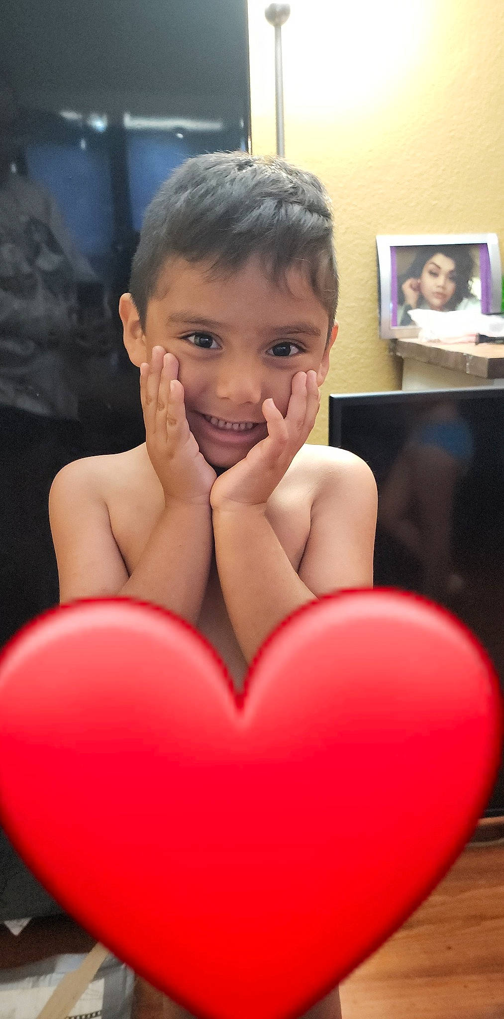 Jacob is registered to the contest to win money with this photo: arm, cheek, eyelash, face, finger, flash_photography, gesture, hair, hand, happy, head, jaw, joy, lip, mouth, muscle, neck, nose, organ, person