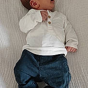 élyor a rejoint le concours — aidez-le/la à gagner de superbes lots ! baby, infant, blanket, white_shirt, dark_pants, slippers, mouse_slippers, footwear, lying_down, cute, indoors, child, newborn, soft_texture, cozy, small_hands, small_feet, portrait, side_view, comfortable