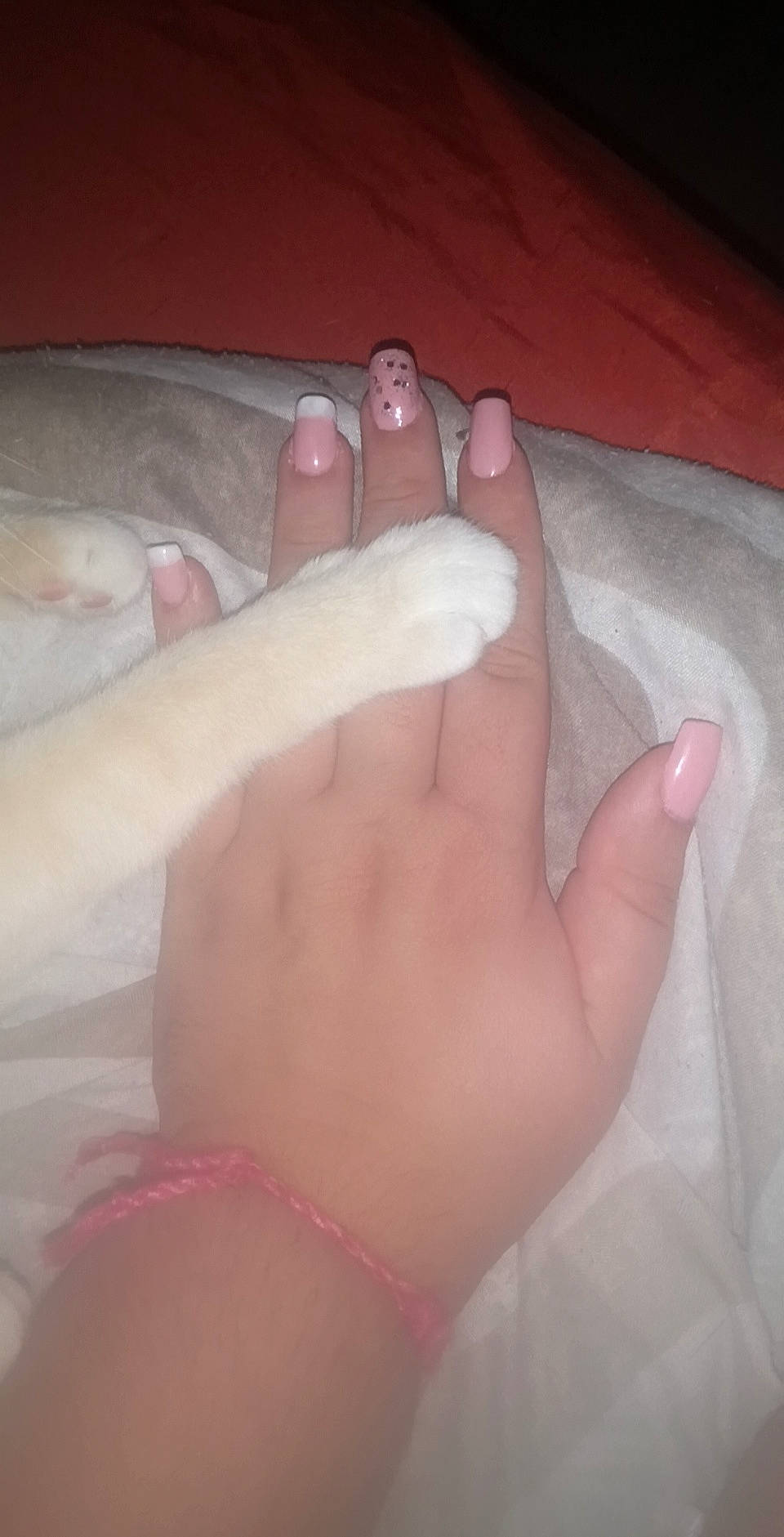 Satis participe au concours pour gagner de l'argent avec cette photo : ankle, barefoot, child, comfort, finger, flesh, foot, gesture, human_body, human_leg, knee, leg, nail, pain, scar, service, sole, thumb, toe, wrist