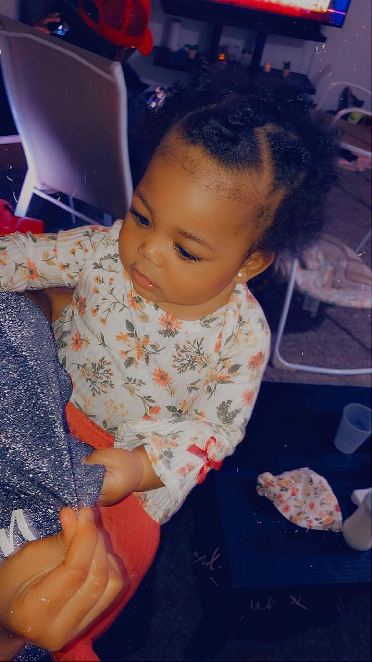 Malayah is registered to the contest to win money with this photo: arm, blue, cheek, face, facial_expression, hair, hairstyle, hand, happy, head, human, human_body, lip, mouth, muscle, nose, organ, person, skin, smile