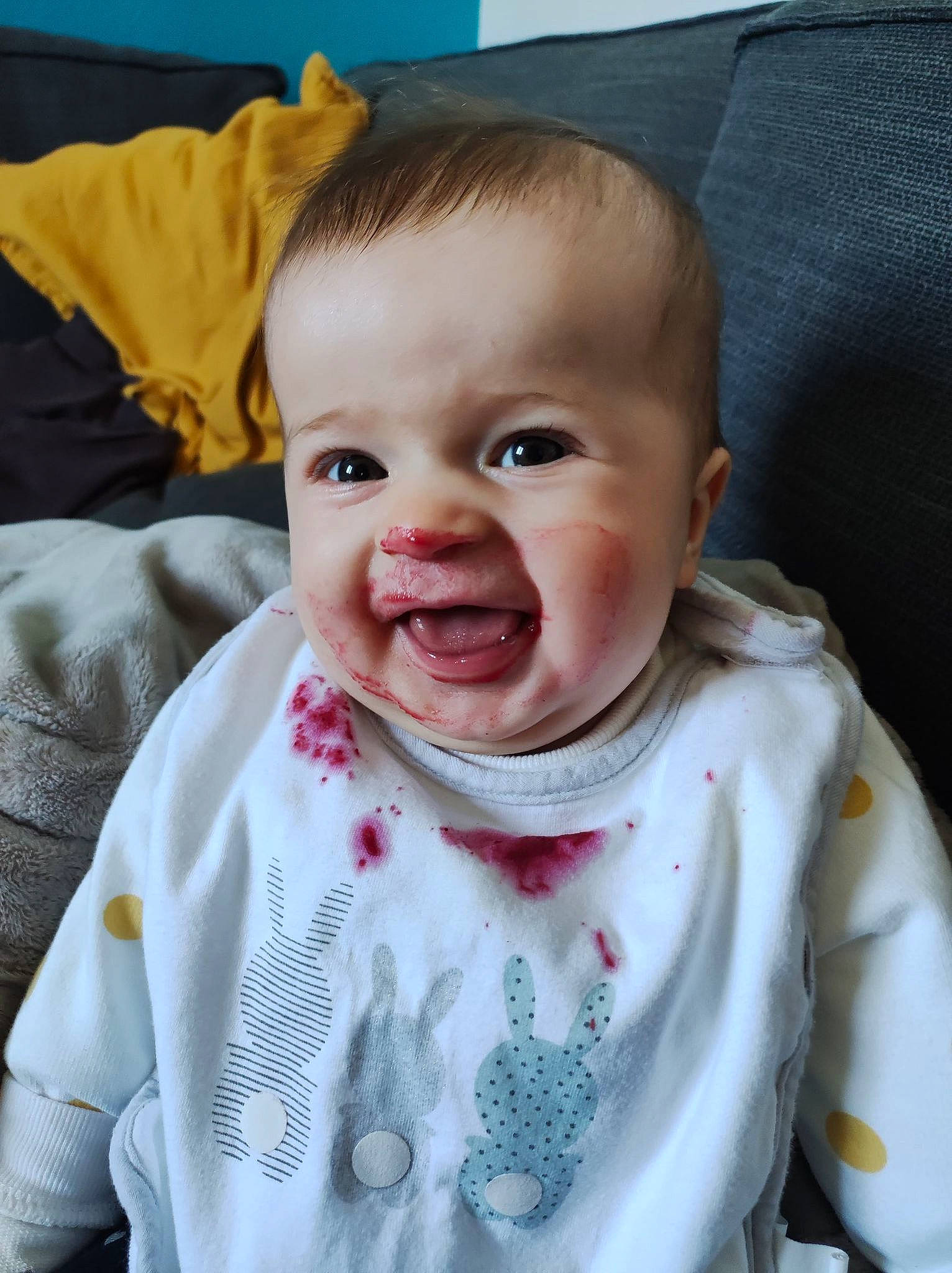 Lilou participe au concours pour gagner de l'argent avec cette photo : baby, baby_toddler_clothing, cheek, comfort, eye, eyebrow, facial_expression, happy, head, human_body, iris, lip, mouth, neck, nose, person, skin, sleeve, smile, textile