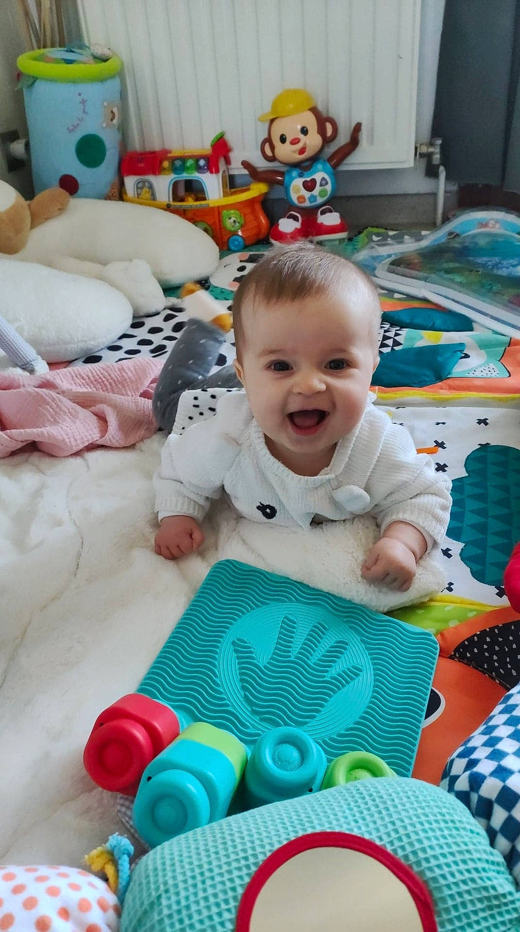 Lilou a rejoint le concours — aidez-le/la à gagner de superbes lots ! baby, baby_playing_with_toys, baby_toddler_clothing, blue, cheek, child, facial_expression, green, happy, head, organ, people, person, product, skin, smile, textile, toddler, toy, white